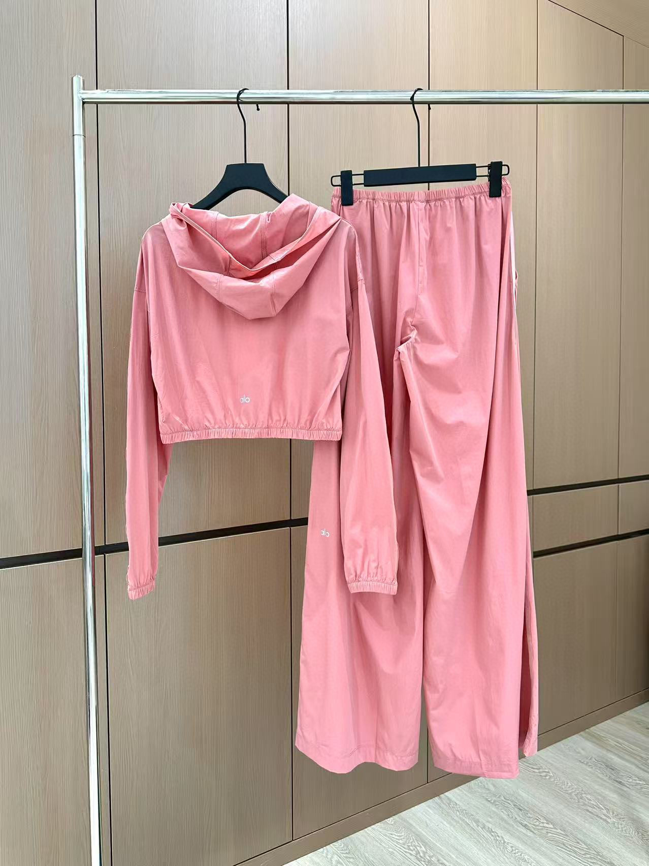 🛒𝐍𝐄𝐖 · 𝟐𝟎𝟐5/爆款现货

原单品质  alo*｜25早秋新品套装！
高端定制带帽外套，搭配松紧