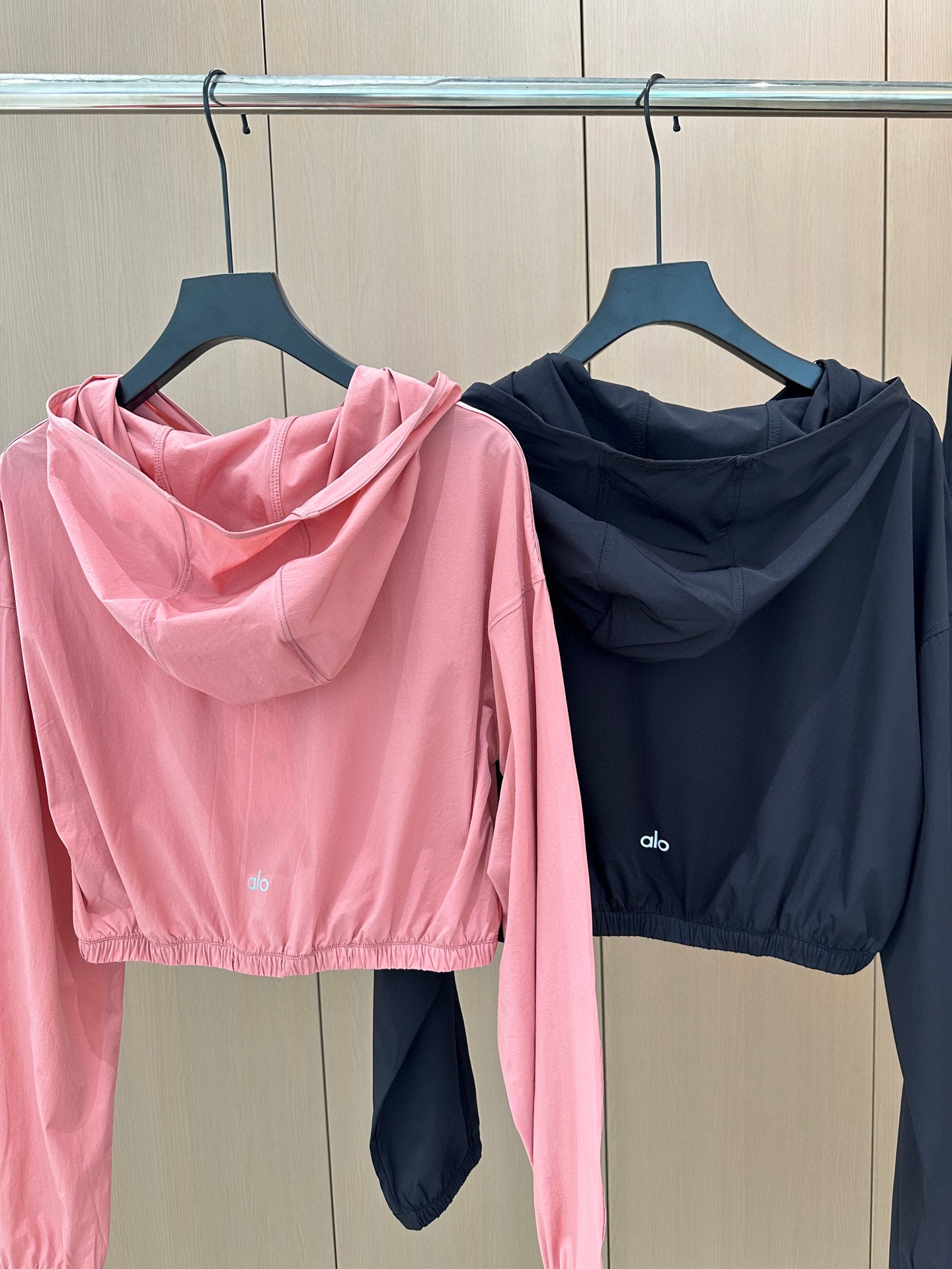 🛒𝐍𝐄𝐖 · 𝟐𝟎𝟐5/爆款现货

原单品质  alo*｜25早秋新品套装！
高端定制带帽外套，搭配松紧
