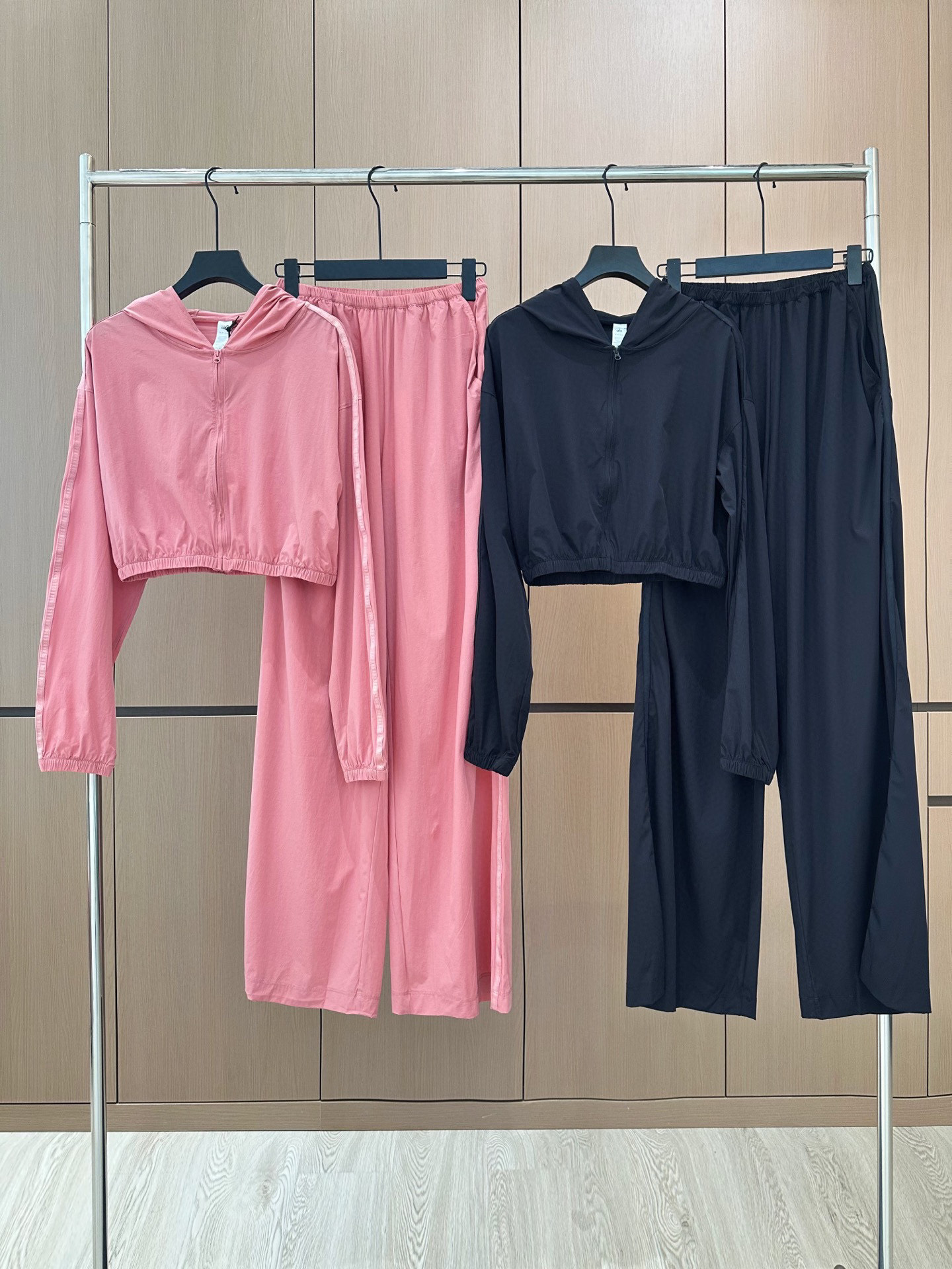 🛒𝐍𝐄𝐖 · 𝟐𝟎𝟐5/爆款现货

原单品质  alo*｜25早秋新品套装！
高端定制带帽外套，搭配松紧