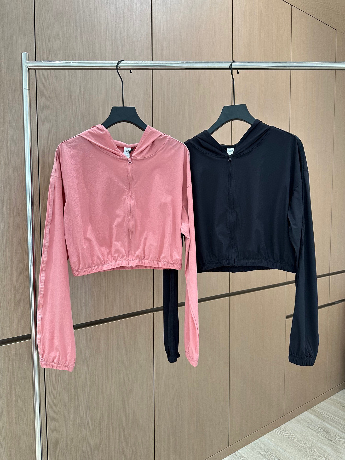 🛒𝐍𝐄𝐖 · 𝟐𝟎𝟐5/爆款现货

原单品质  alo*｜25早秋新品套装！
高端定制带帽外套，搭配松紧