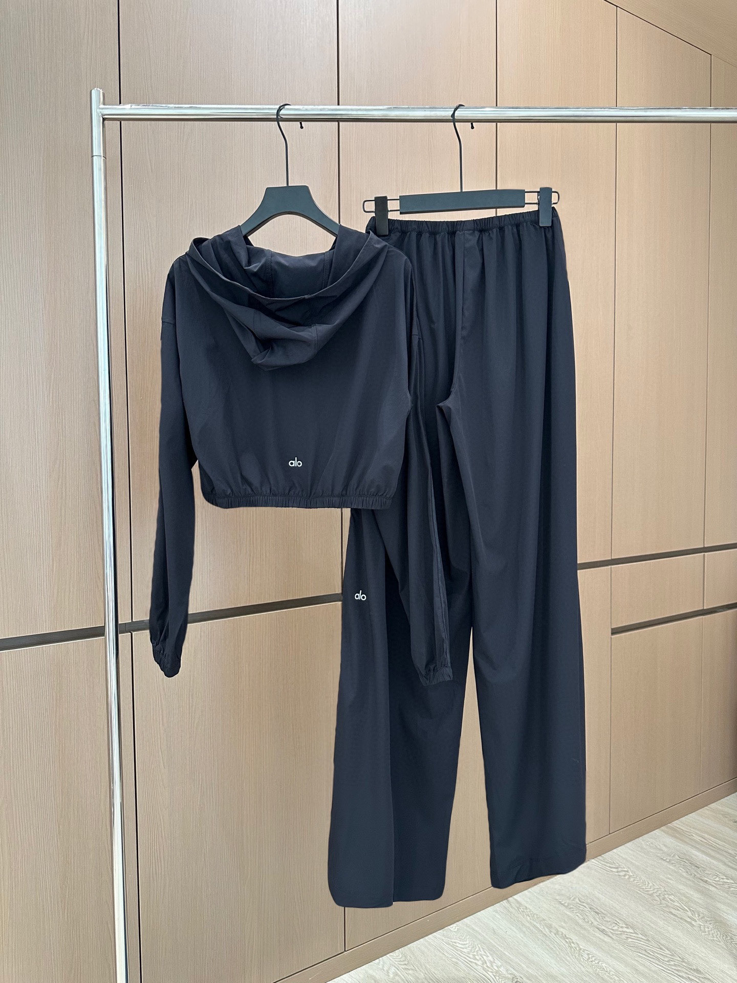 🛒𝐍𝐄𝐖 · 𝟐𝟎𝟐5/爆款现货

原单品质  alo*｜25早秋新品套装！
高端定制带帽外套，搭配松紧