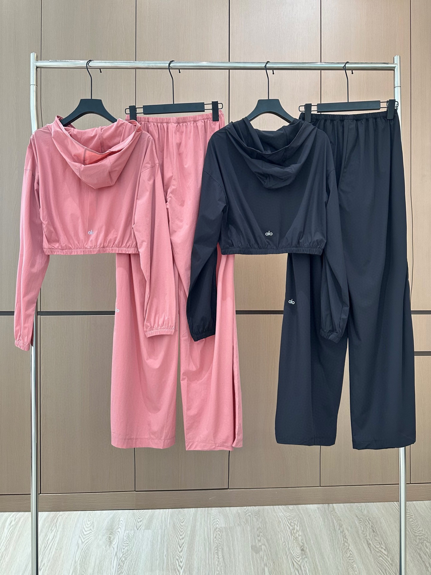 🛒𝐍𝐄𝐖 · 𝟐𝟎𝟐5/爆款现货

原单品质  alo*｜25早秋新品套装！
高端定制带帽外套，搭配松紧