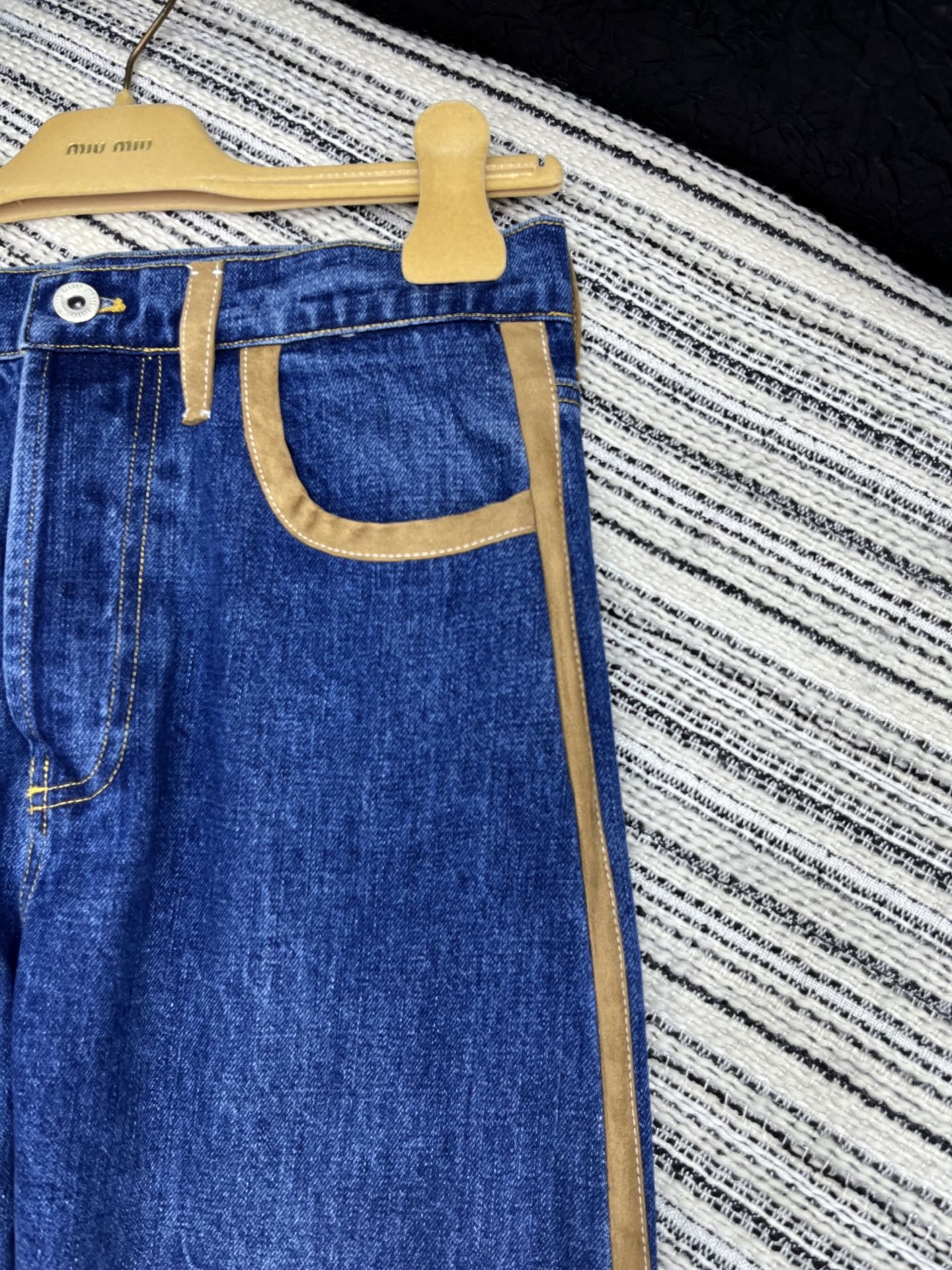 🛒𝐍𝐄𝐖 · 𝟐𝟎𝟐5/爆款现货

【原版定制】   Miu mi*｜25新款刺绣牛仔裤
采用高端定制面
