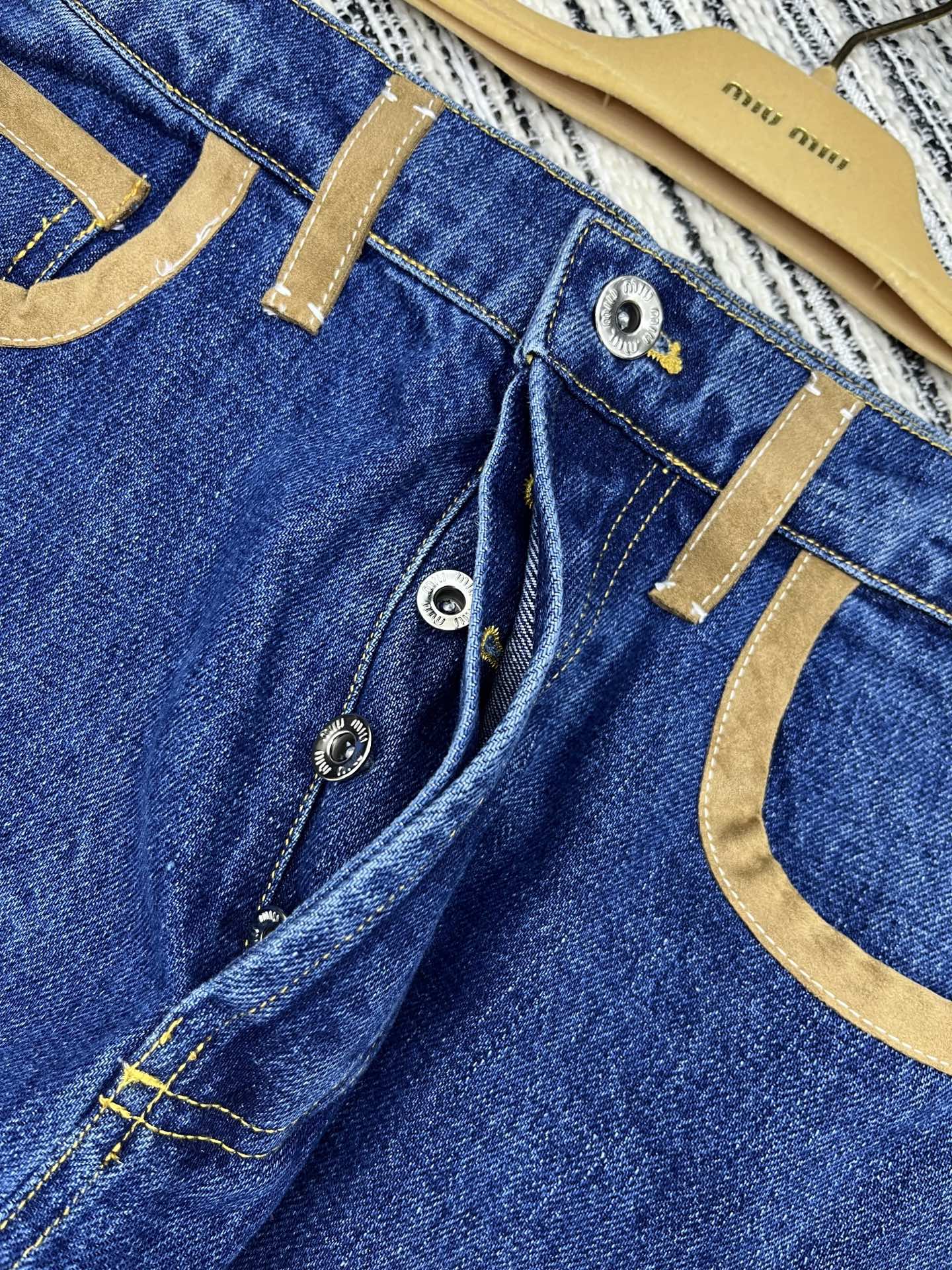 🛒𝐍𝐄𝐖 · 𝟐𝟎𝟐5/爆款现货

【原版定制】   Miu mi*｜25新款刺绣牛仔裤
采用高端定制面
