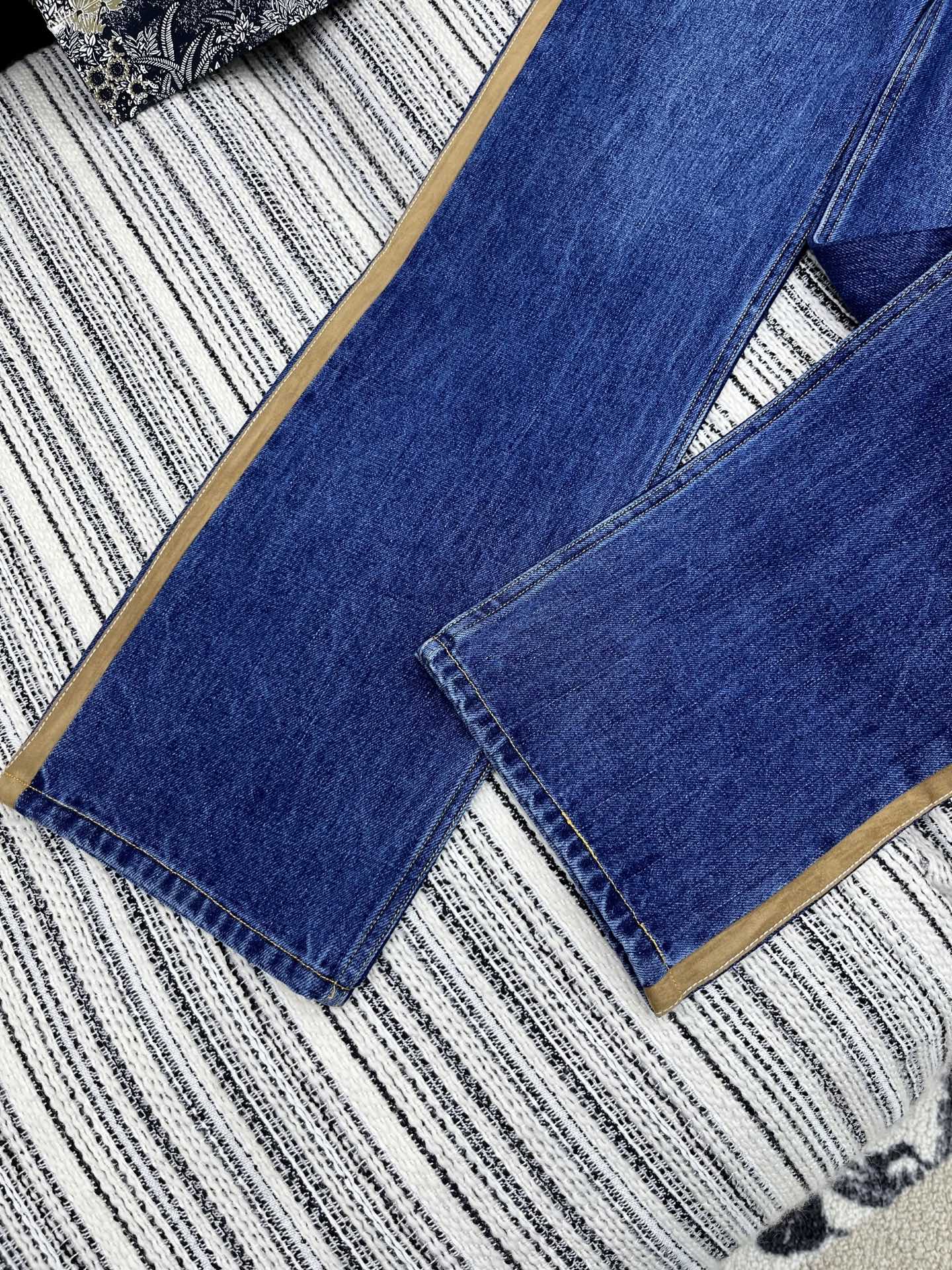 🛒𝐍𝐄𝐖 · 𝟐𝟎𝟐5/爆款现货

【原版定制】   Miu mi*｜25新款刺绣牛仔裤
采用高端定制面