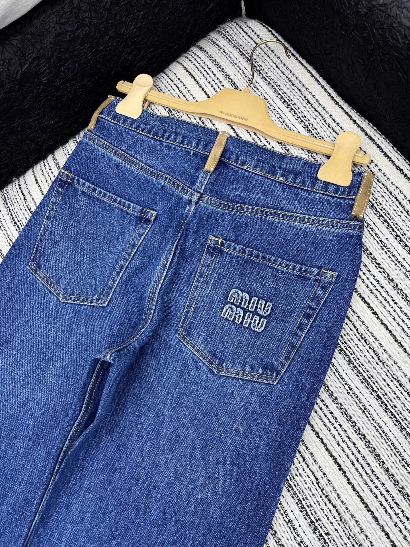 🛒𝐍𝐄𝐖 · 𝟐𝟎𝟐5/爆款现货

【原版定制】   Miu mi*｜25新款刺绣牛仔裤
采用高端定制面