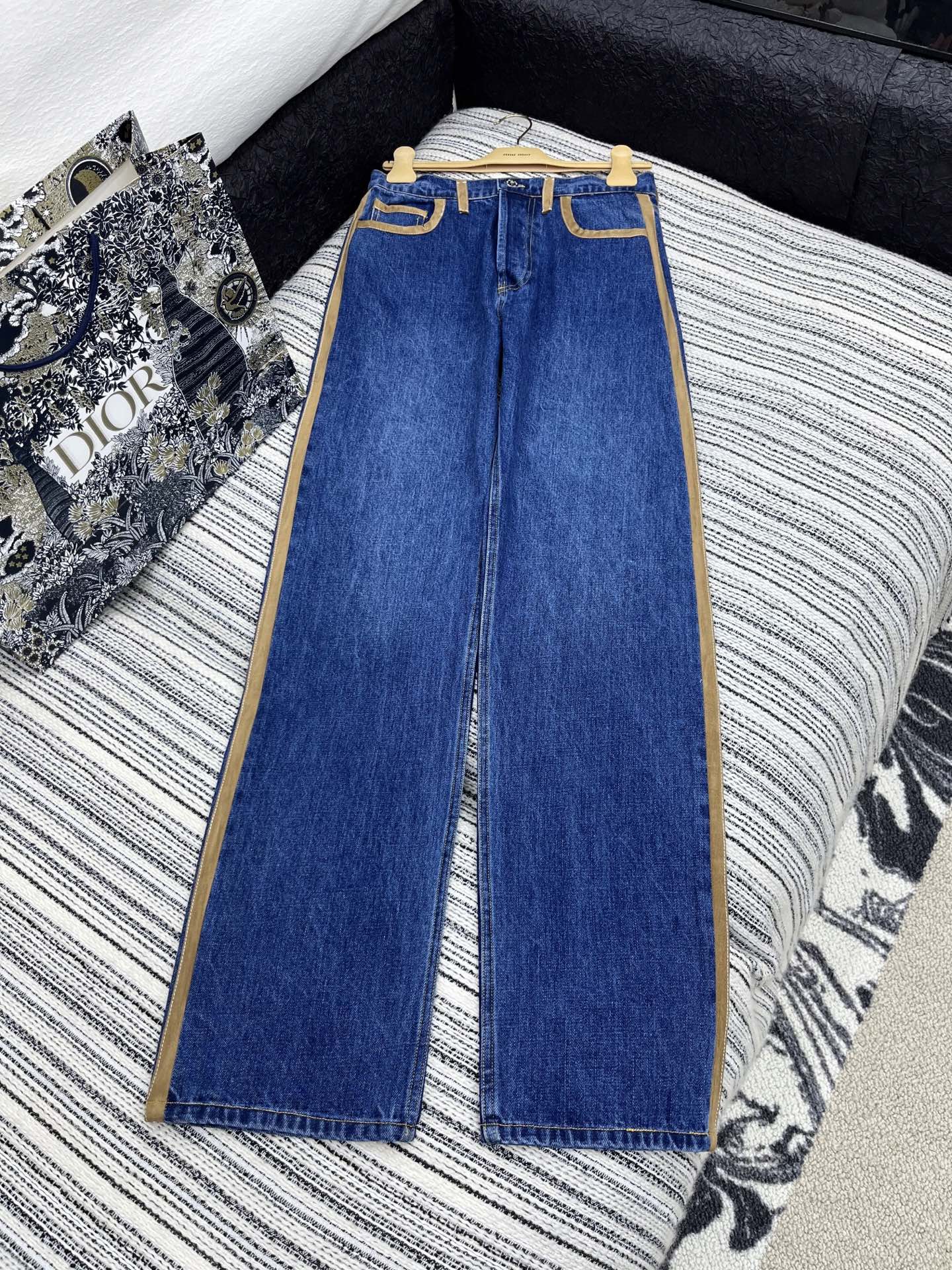 🛒𝐍𝐄𝐖 · 𝟐𝟎𝟐5/爆款现货

【原版定制】   Miu mi*｜25新款刺绣牛仔裤
采用高端定制面