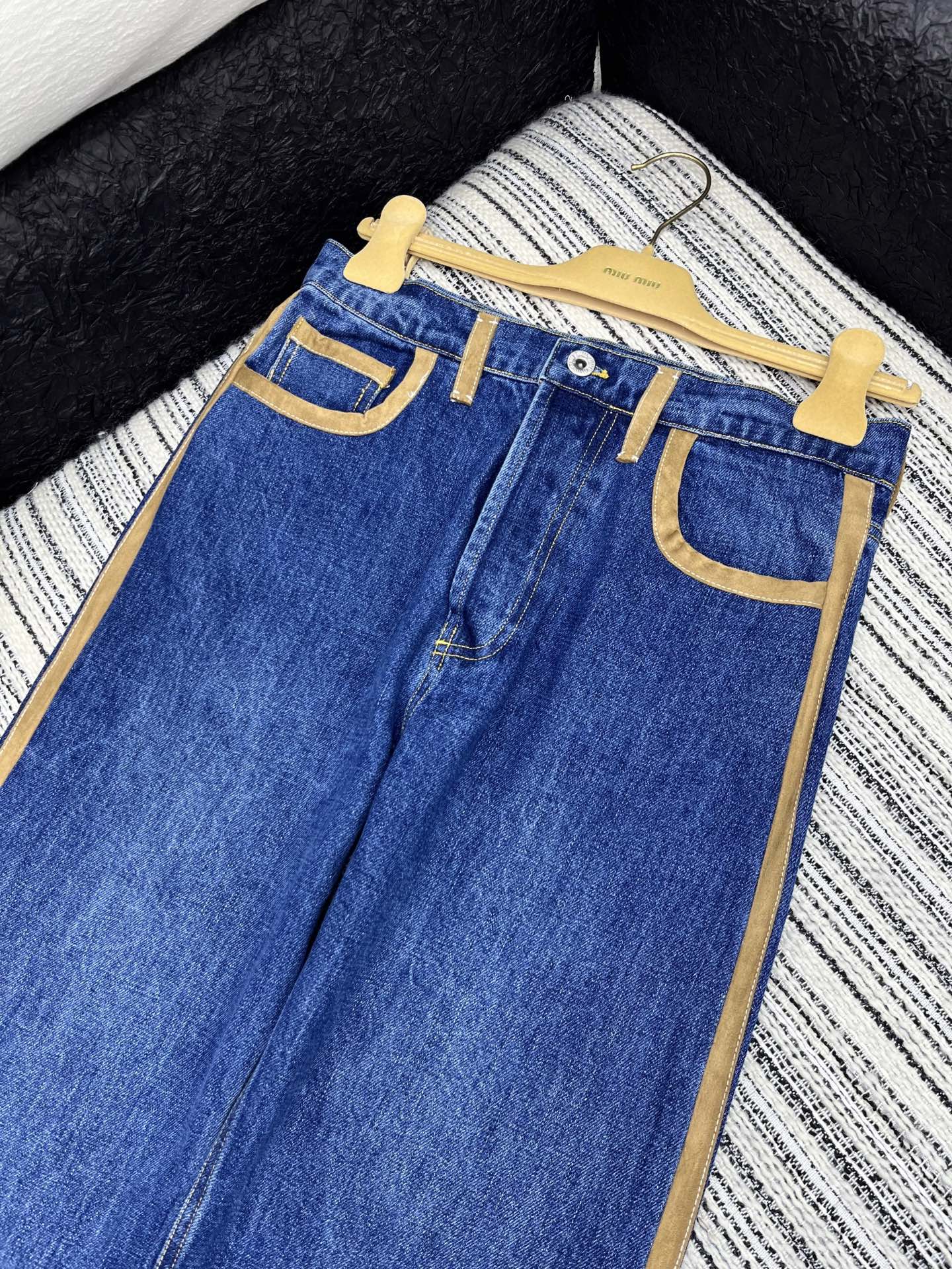 🛒𝐍𝐄𝐖 · 𝟐𝟎𝟐5/爆款现货

【原版定制】   Miu mi*｜25新款刺绣牛仔裤
采用高端定制面