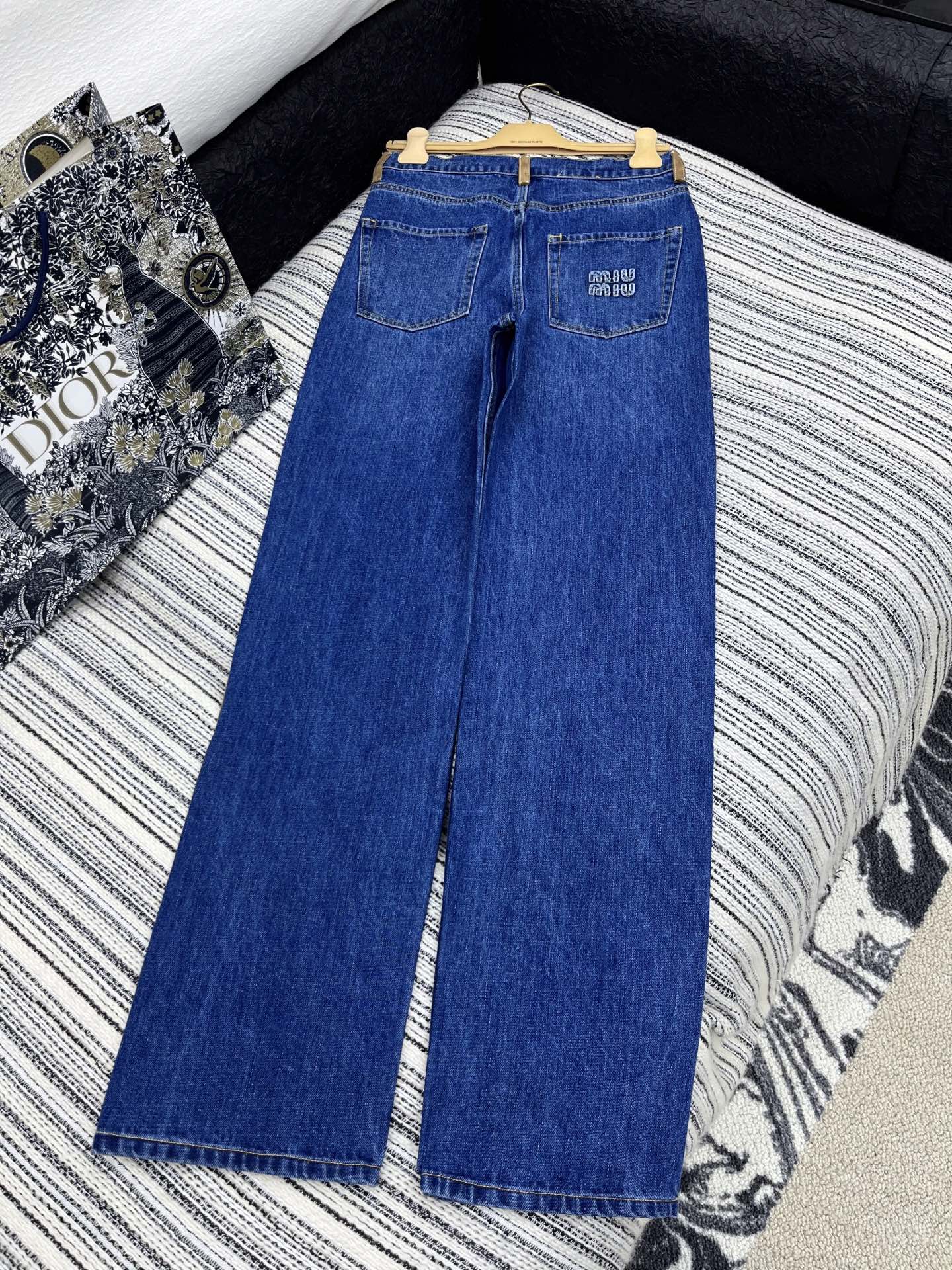 🛒𝐍𝐄𝐖 · 𝟐𝟎𝟐5/爆款现货

【原版定制】   Miu mi*｜25新款刺绣牛仔裤
采用高端定制面