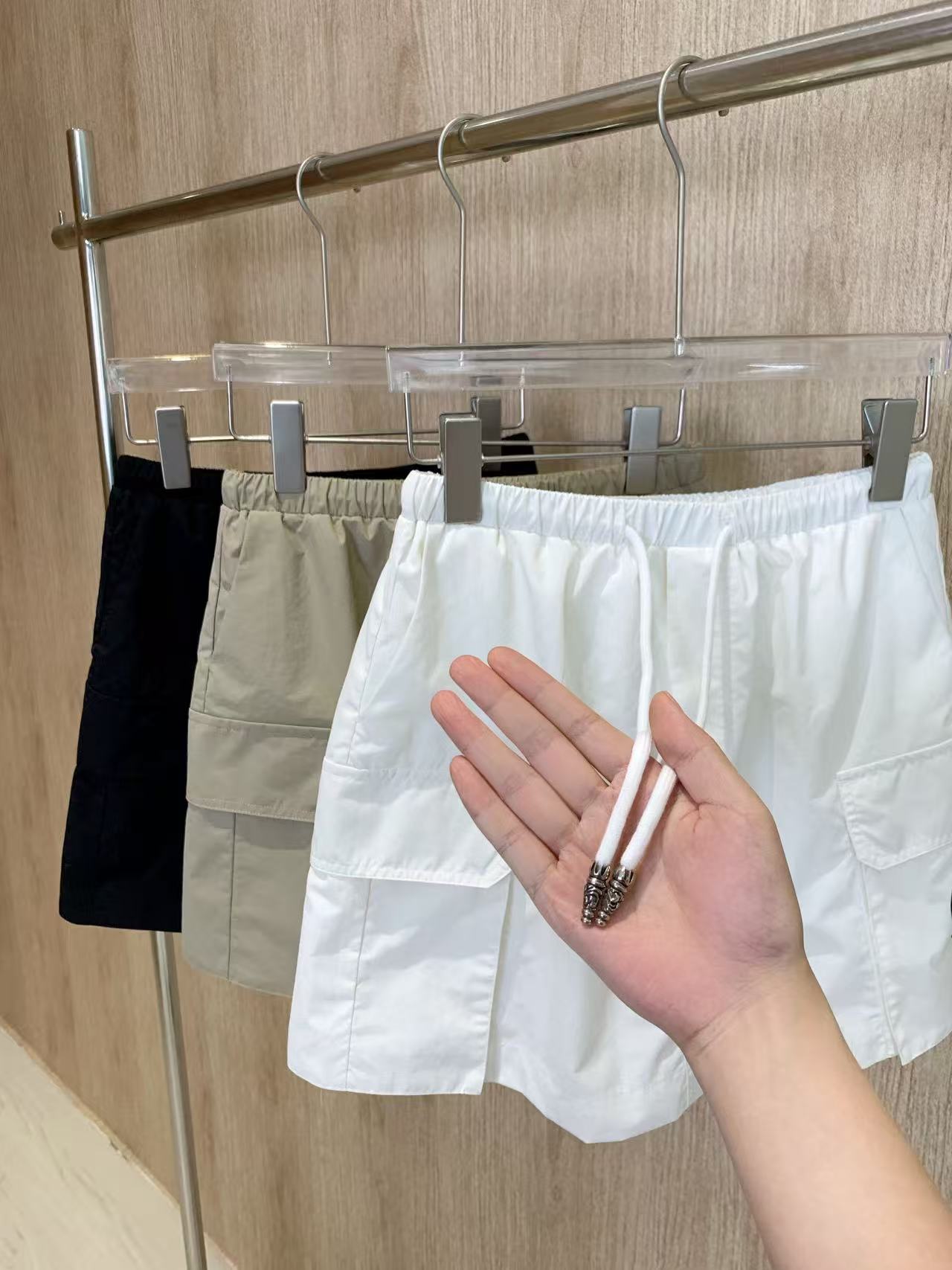 🛒𝐍𝐄𝐖 · 𝟐𝟎𝟐5/爆款现货

原单品质  克罗星｜25新款工装式半裙
颜色百搭高级 定制抽绳尽显高