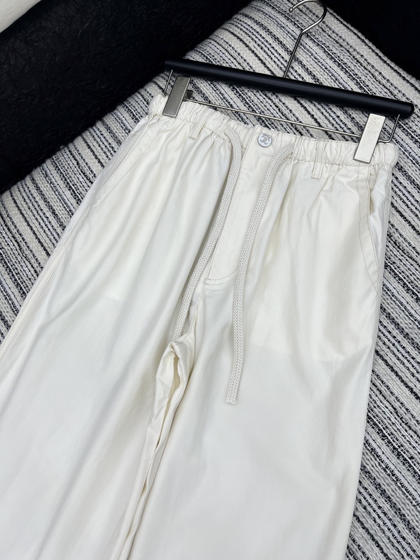 🛒𝐍𝐄𝐖 · 𝟐𝟎𝟐5/爆款现货

原单品质  Chane*｜25新款抽绳松紧休闲裤
颜色百搭高级  定