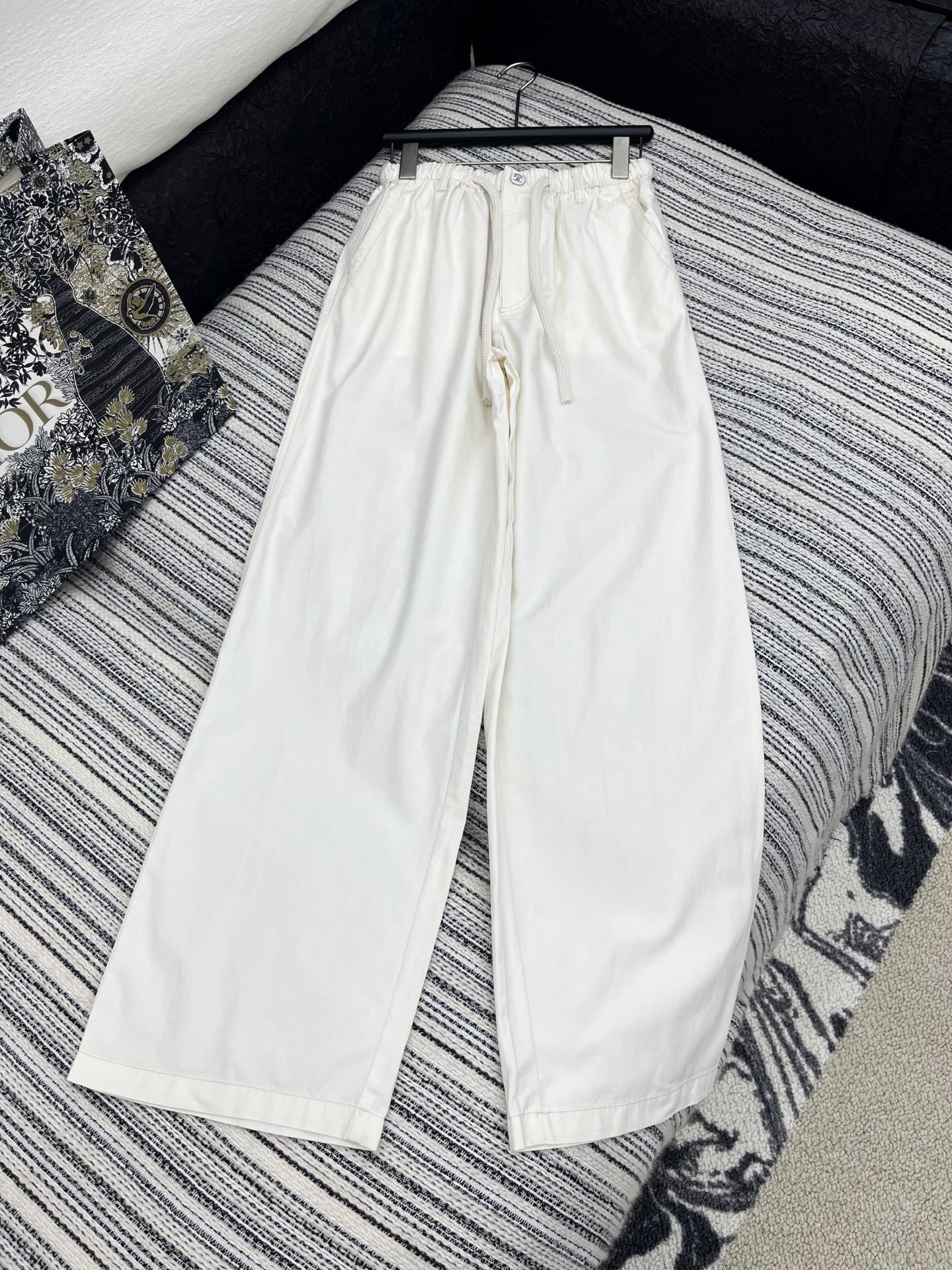 🛒𝐍𝐄𝐖 · 𝟐𝟎𝟐5/爆款现货

原单品质  Chane*｜25新款抽绳松紧休闲裤
颜色百搭高级  定