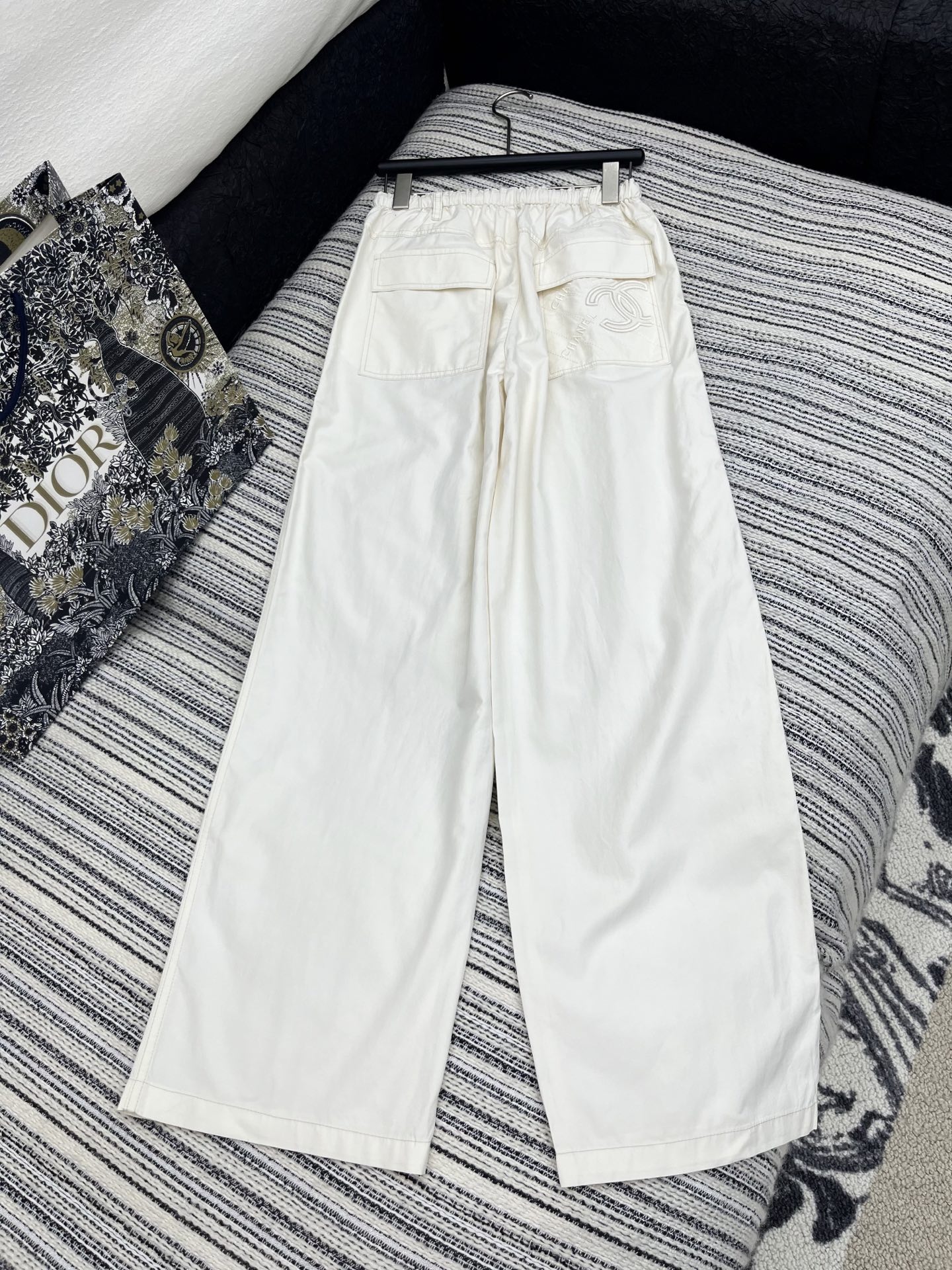 🛒𝐍𝐄𝐖 · 𝟐𝟎𝟐5/爆款现货

原单品质  Chane*｜25新款抽绳松紧休闲裤
颜色百搭高级  定