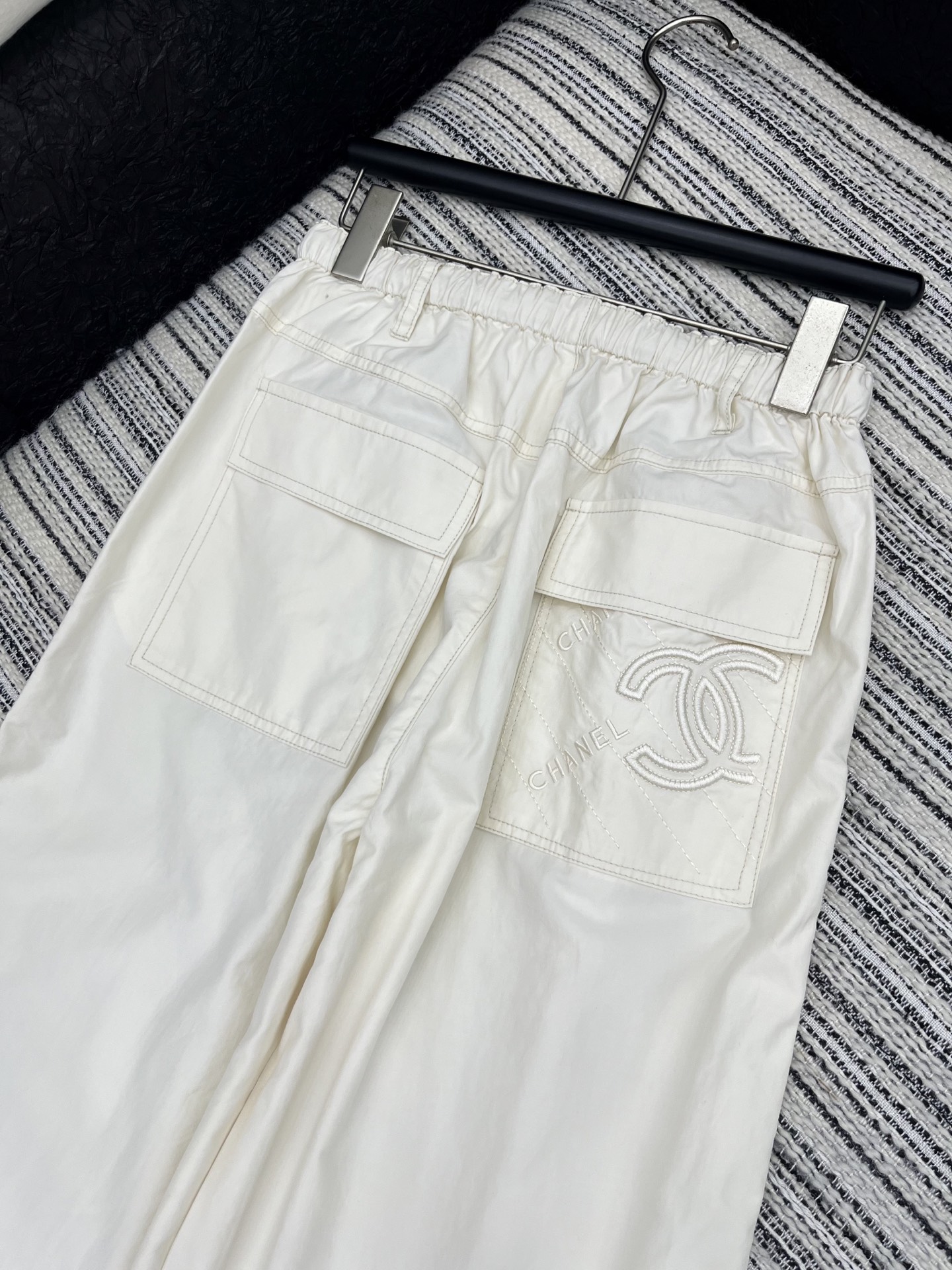 🛒𝐍𝐄𝐖 · 𝟐𝟎𝟐5/爆款现货

原单品质  Chane*｜25新款抽绳松紧休闲裤
颜色百搭高级  定