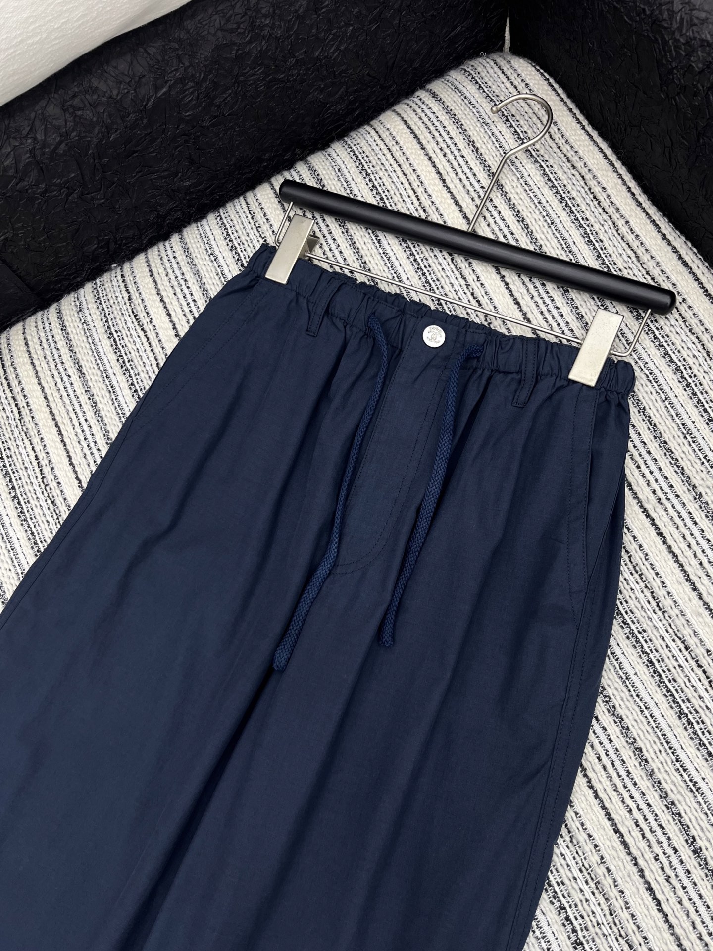 🛒𝐍𝐄𝐖 · 𝟐𝟎𝟐5/爆款现货

原单品质  Chane*｜25新款抽绳松紧休闲裤
颜色百搭高级  定