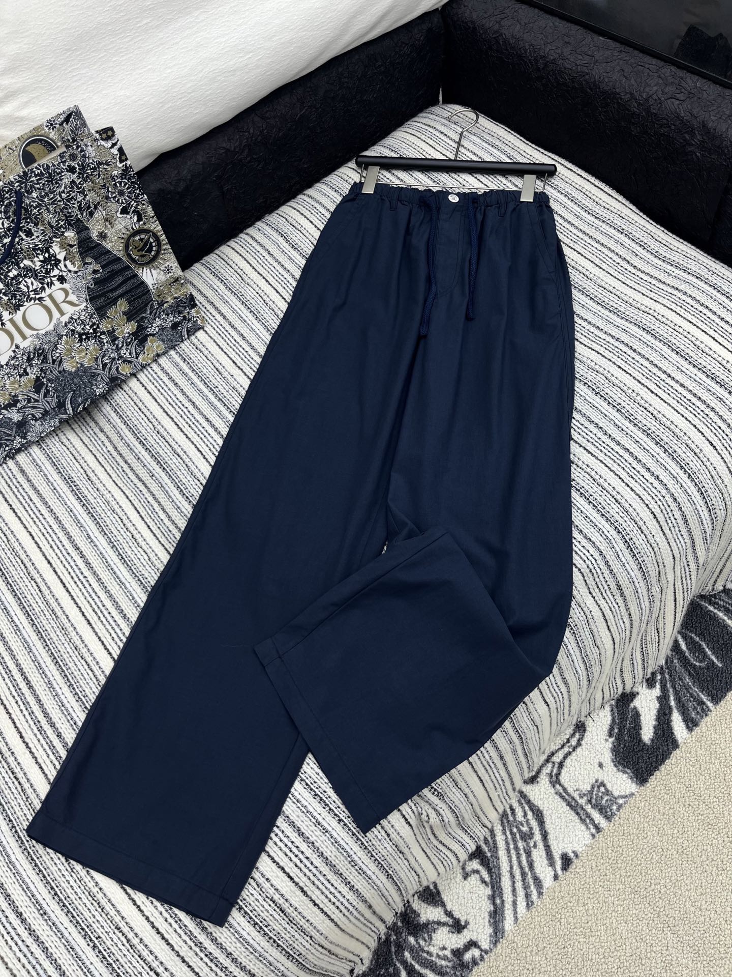 🛒𝐍𝐄𝐖 · 𝟐𝟎𝟐5/爆款现货

原单品质  Chane*｜25新款抽绳松紧休闲裤
颜色百搭高级  定