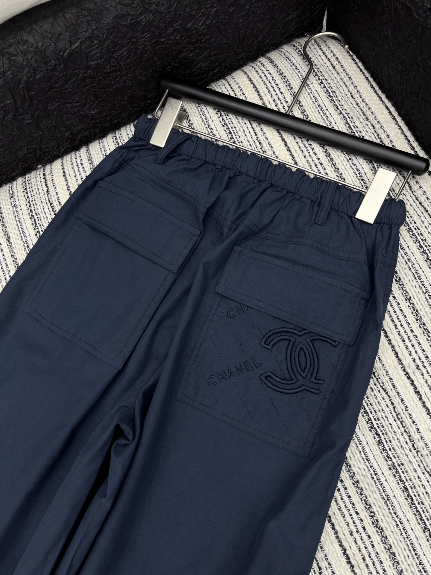 🛒𝐍𝐄𝐖 · 𝟐𝟎𝟐5/爆款现货

原单品质  Chane*｜25新款抽绳松紧休闲裤
颜色百搭高级  定