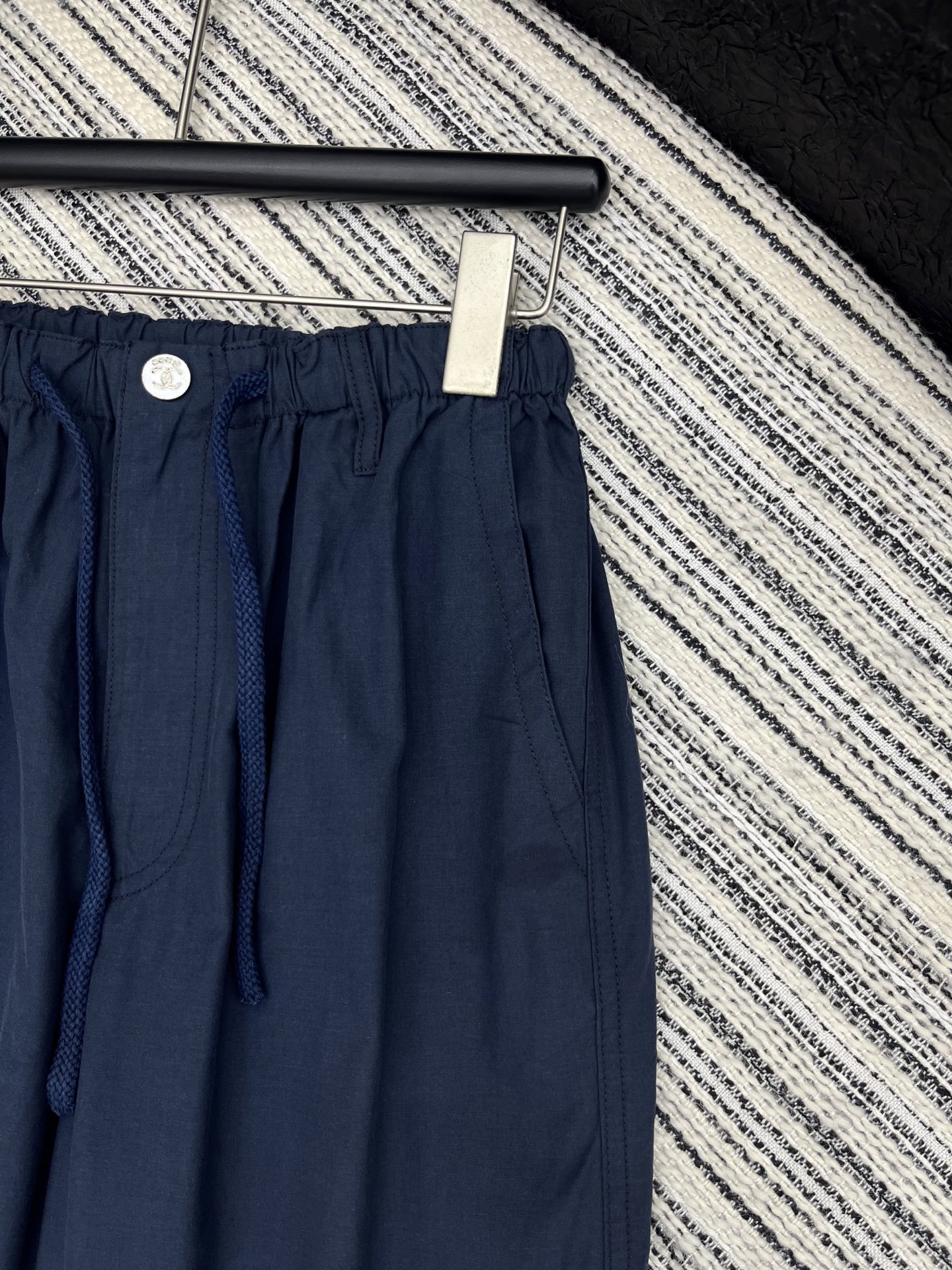 🛒𝐍𝐄𝐖 · 𝟐𝟎𝟐5/爆款现货

原单品质  Chane*｜25新款抽绳松紧休闲裤
颜色百搭高级  定