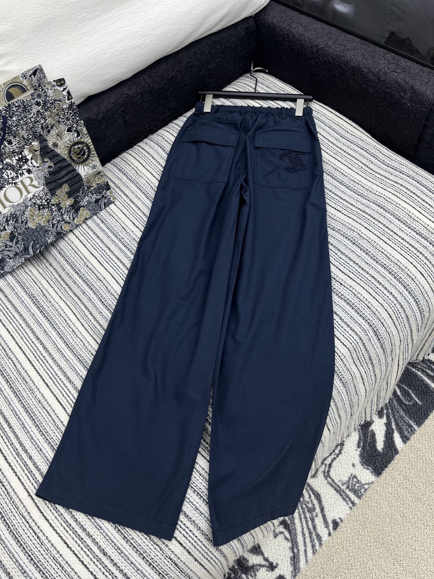 🛒𝐍𝐄𝐖 · 𝟐𝟎𝟐5/爆款现货

原单品质  Chane*｜25新款抽绳松紧休闲裤
颜色百搭高级  定