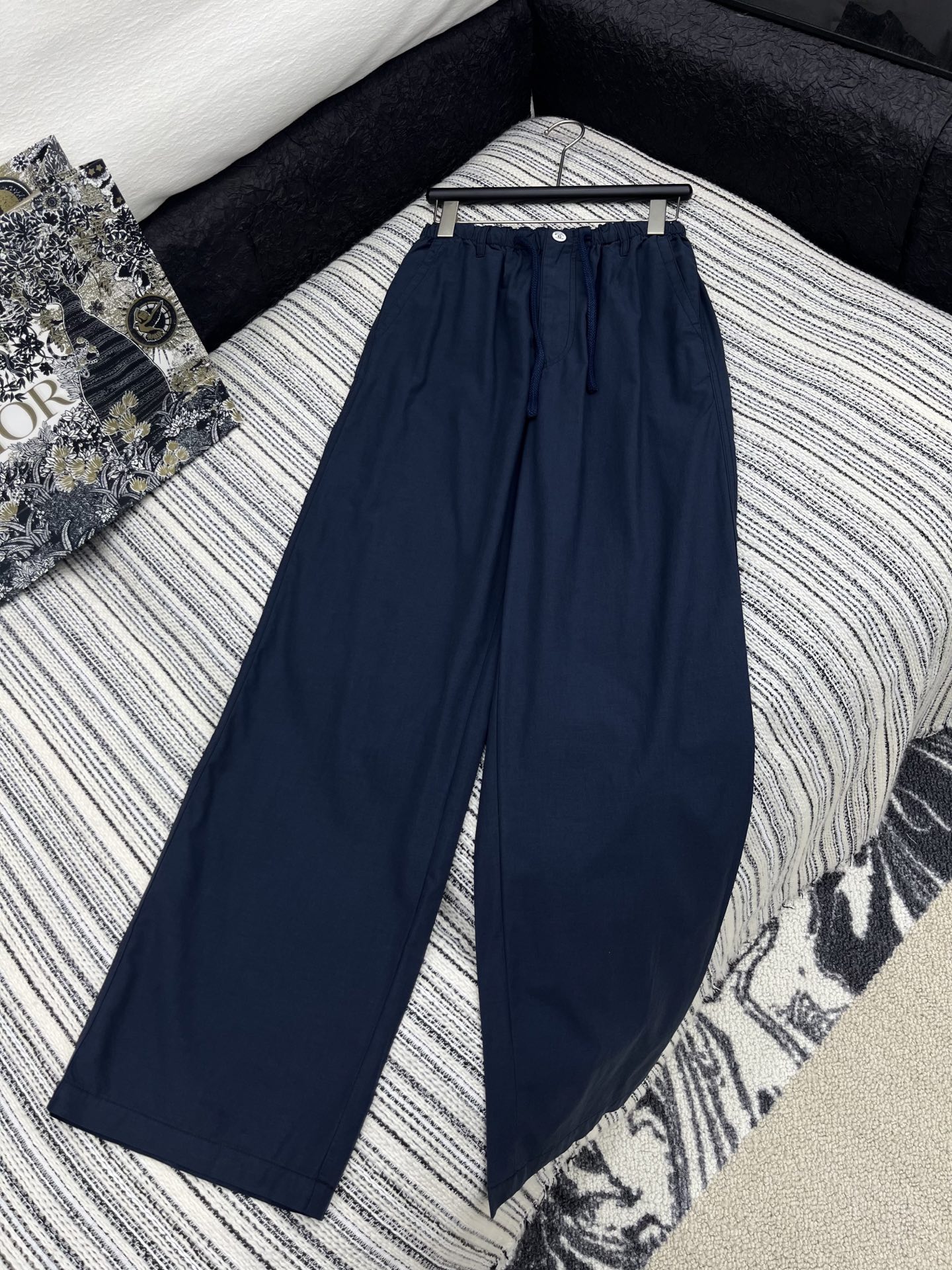 🛒𝐍𝐄𝐖 · 𝟐𝟎𝟐5/爆款现货

原单品质  Chane*｜25新款抽绳松紧休闲裤
颜色百搭高级  定