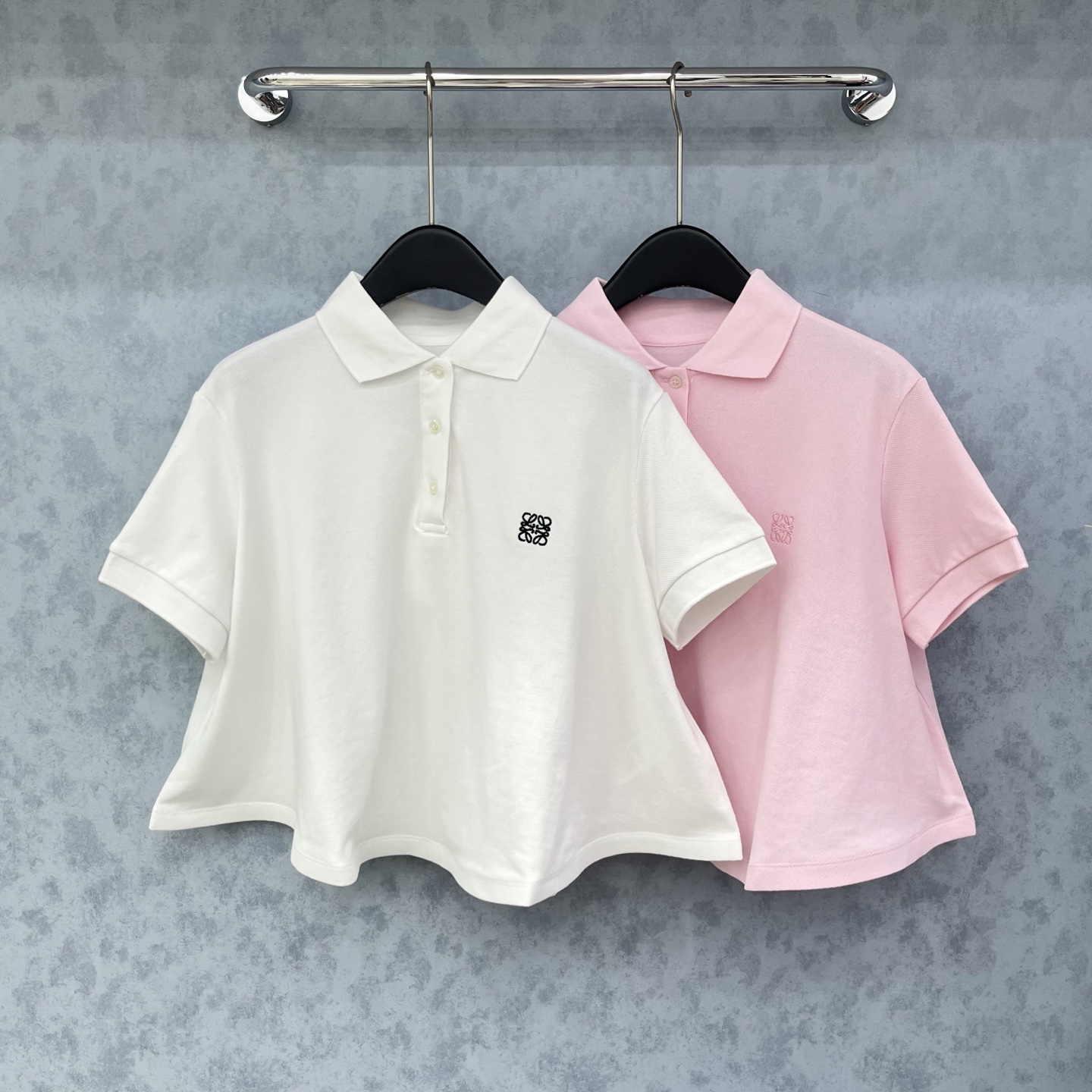 🛒𝐍𝐄𝐖 · 𝟐𝟎𝟐5/爆款现货

原单品质  Loe*｜25撞色刺绣裙摆式A版短袖T恤
精致版型上身巨