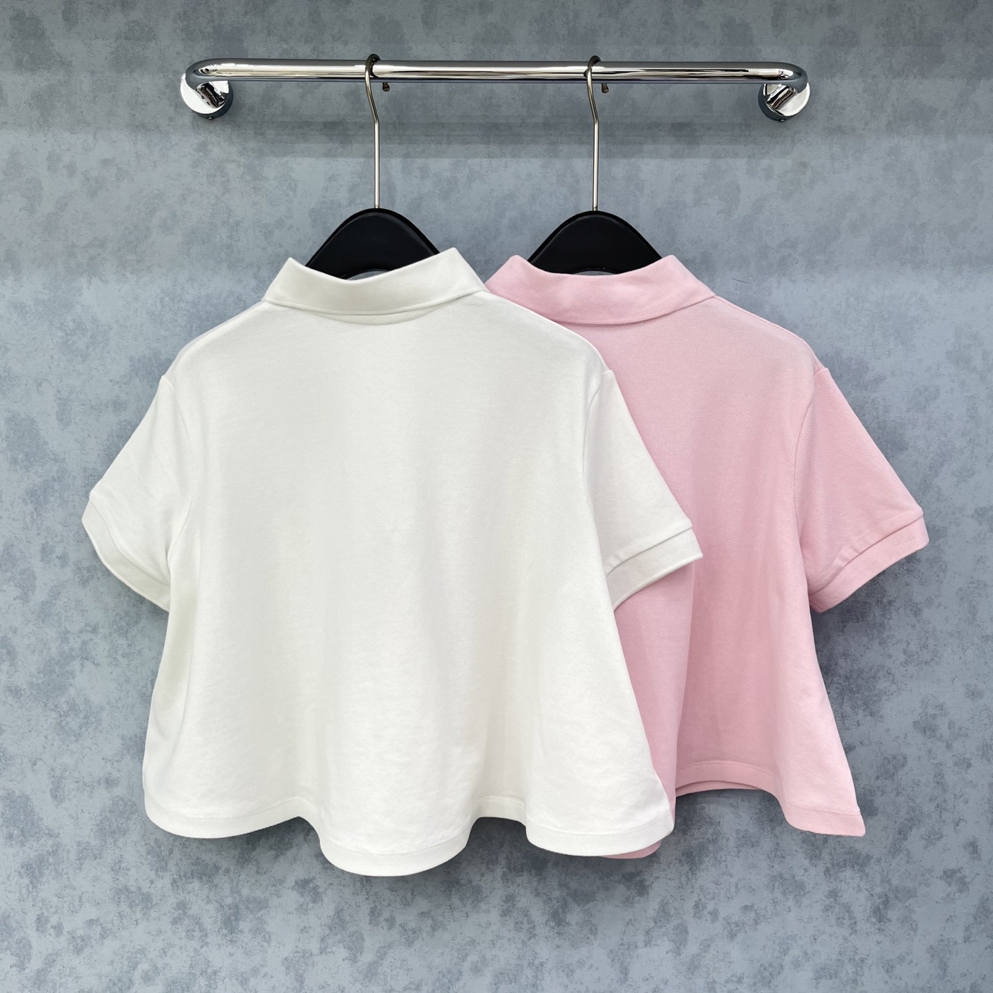 🛒𝐍𝐄𝐖 · 𝟐𝟎𝟐5/爆款现货

原单品质  Loe*｜25撞色刺绣裙摆式A版短袖T恤
精致版型上身巨