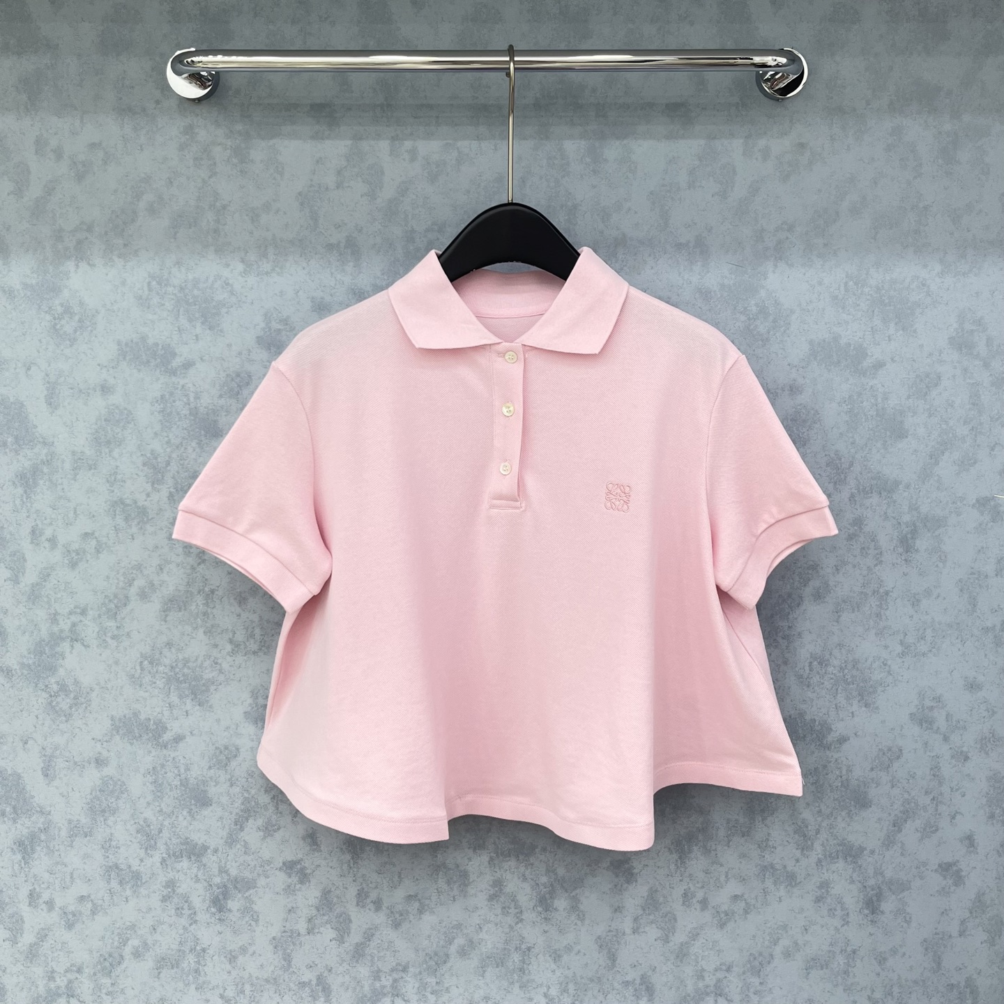 🛒𝐍𝐄𝐖 · 𝟐𝟎𝟐5/爆款现货

原单品质  Loe*｜25撞色刺绣裙摆式A版短袖T恤
精致版型上身巨