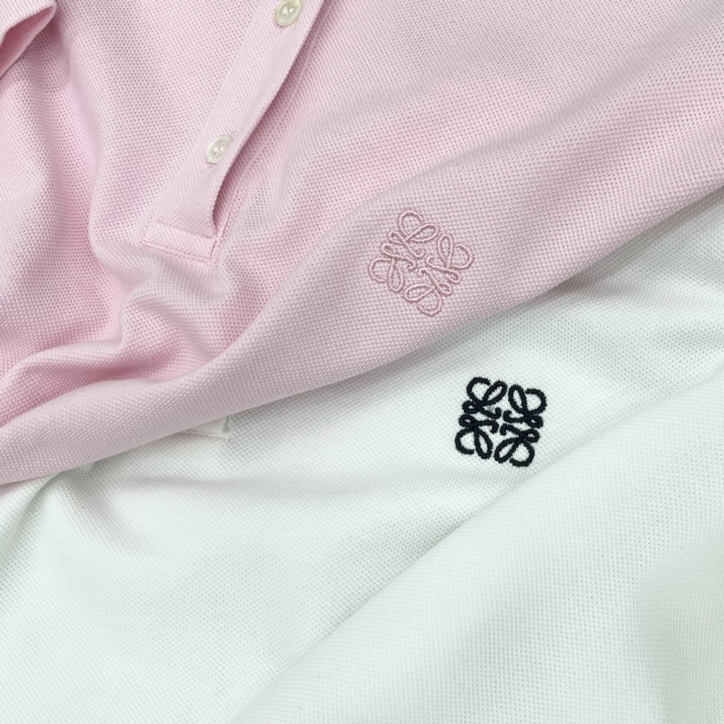🛒𝐍𝐄𝐖 · 𝟐𝟎𝟐5/爆款现货

原单品质  Loe*｜25撞色刺绣裙摆式A版短袖T恤
精致版型上身巨