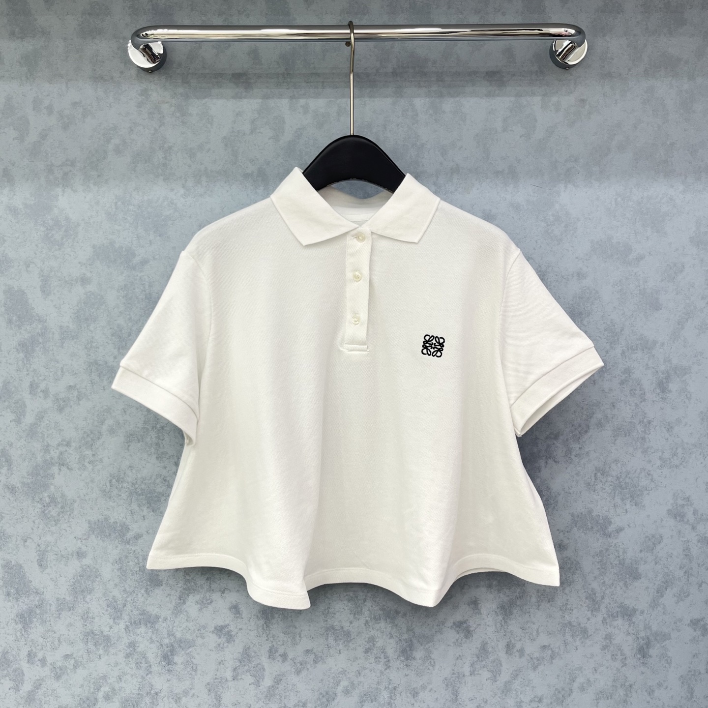 🛒𝐍𝐄𝐖 · 𝟐𝟎𝟐5/爆款现货

原单品质  Loe*｜25撞色刺绣裙摆式A版短袖T恤
精致版型上身巨