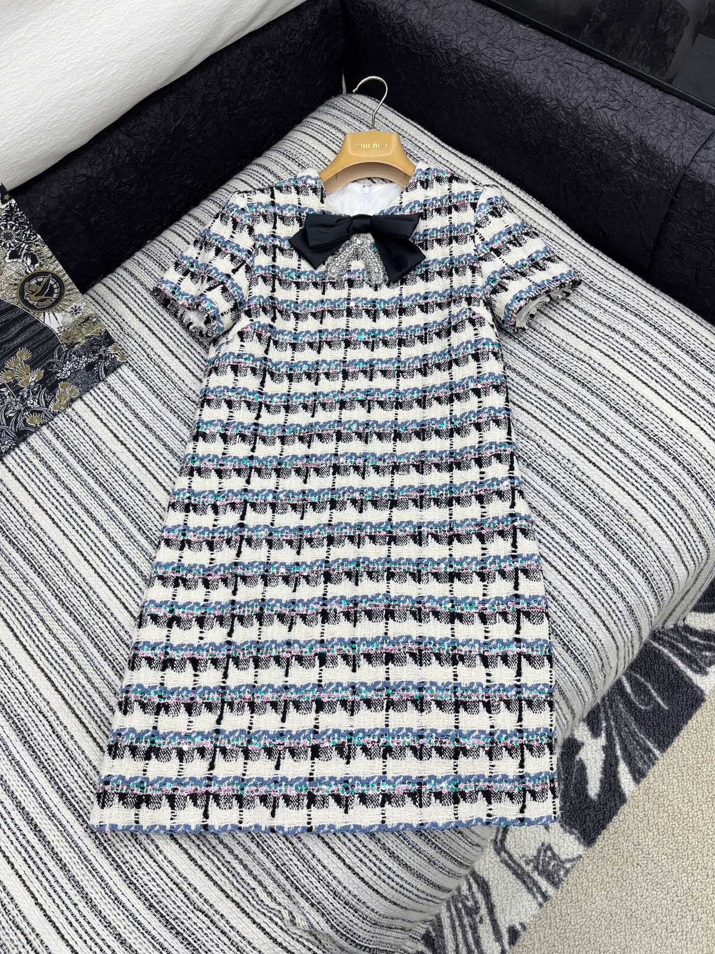 🛒𝐍𝐄𝐖 · 𝟐𝟎𝟐5/爆款现货

【原版定制】Valentin*｜2025新品亮片粗花呢圆领连衣裙
定