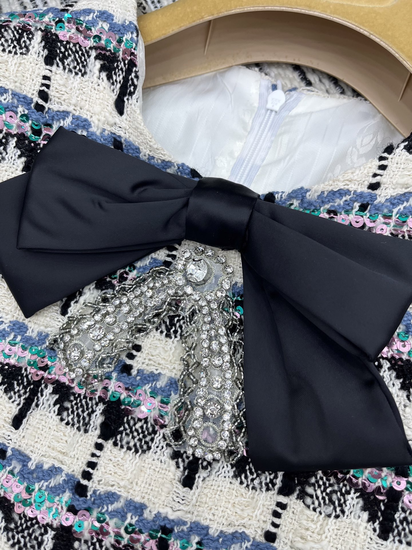 🛒𝐍𝐄𝐖 · 𝟐𝟎𝟐5/爆款现货

【原版定制】Valentin*｜2025新品亮片粗花呢圆领连衣裙
定