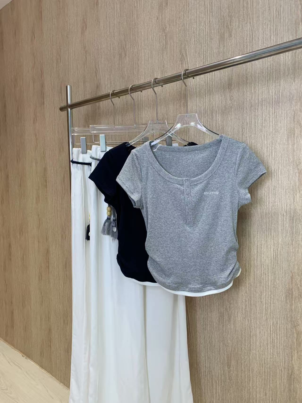 🛒𝐍𝐄𝐖 · 𝟐𝟎𝟐5/爆款现货

原单品质   Miu Mi*｜25新品套装！
高端定制褶皱T恤，搭配