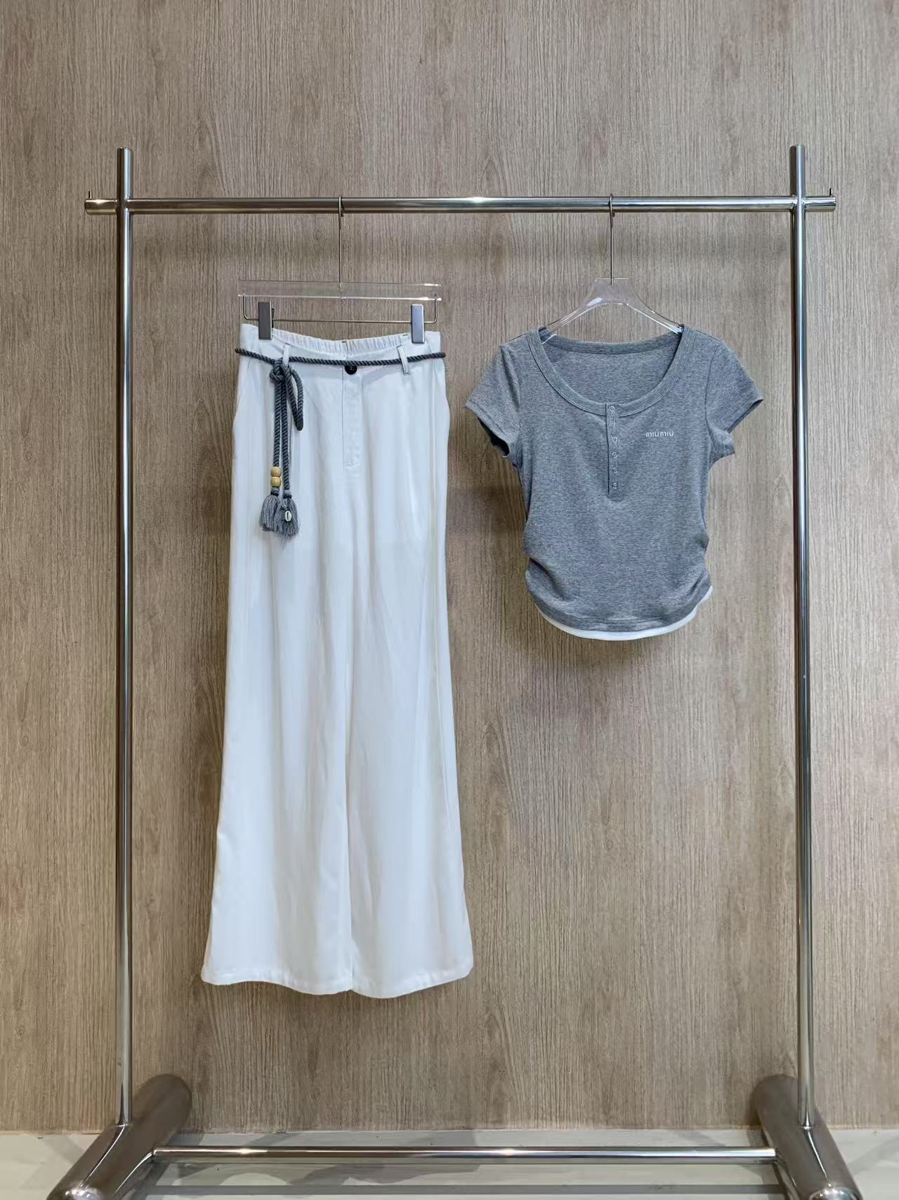 🛒𝐍𝐄𝐖 · 𝟐𝟎𝟐5/爆款现货

原单品质   Miu Mi*｜25新品套装！
高端定制褶皱T恤，搭配