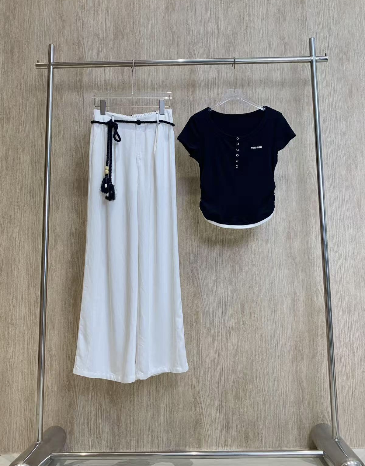 🛒𝐍𝐄𝐖 · 𝟐𝟎𝟐5/爆款现货

原单品质   Miu Mi*｜25新品套装！
高端定制褶皱T恤，搭配