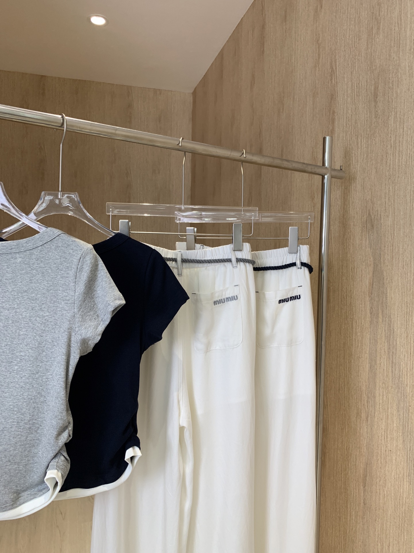 🛒𝐍𝐄𝐖 · 𝟐𝟎𝟐5/爆款现货

原单品质   Miu Mi*｜25新品套装！
高端定制褶皱T恤，搭配