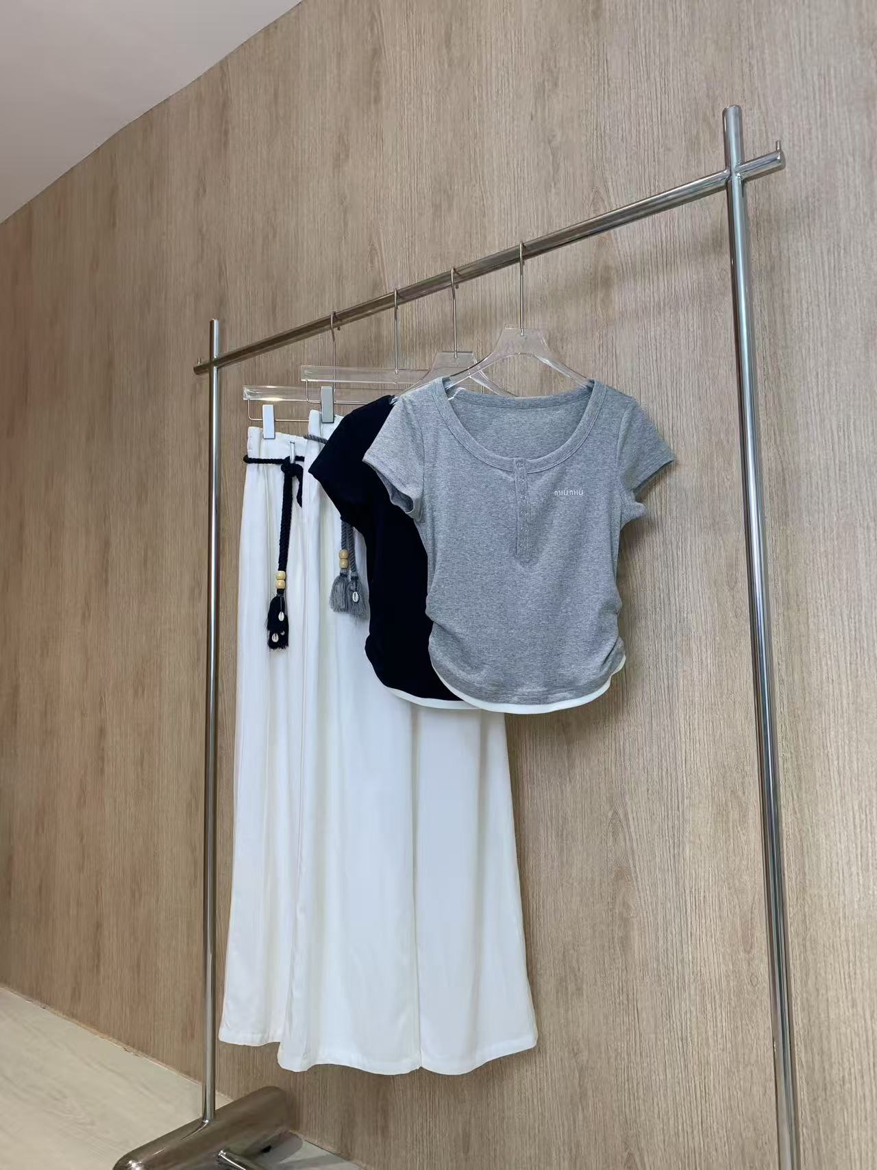 🛒𝐍𝐄𝐖 · 𝟐𝟎𝟐5/爆款现货

原单品质   Miu Mi*｜25新品套装！
高端定制褶皱T恤，搭配