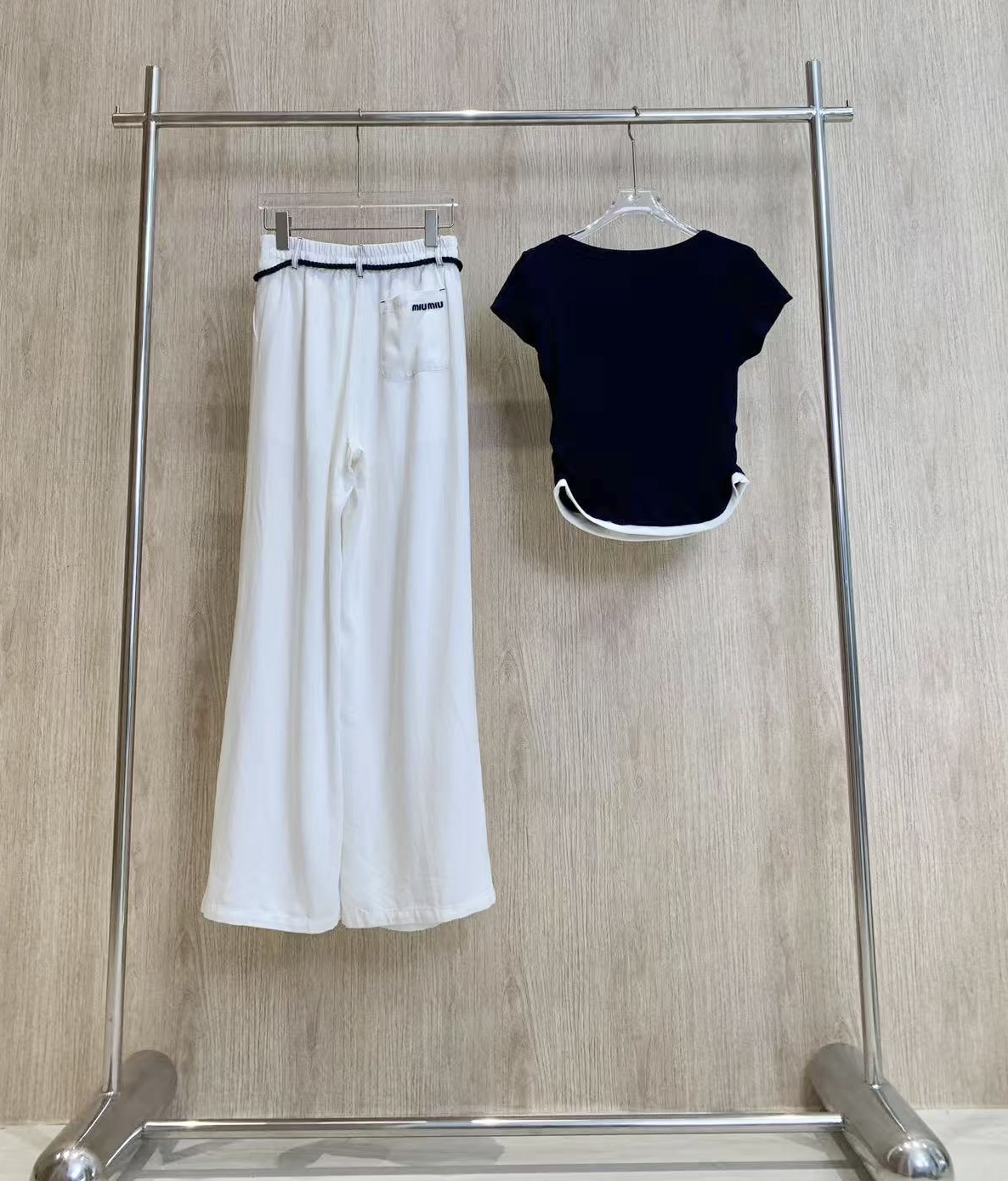 🛒𝐍𝐄𝐖 · 𝟐𝟎𝟐5/爆款现货

原单品质   Miu Mi*｜25新品套装！
高端定制褶皱T恤，搭配