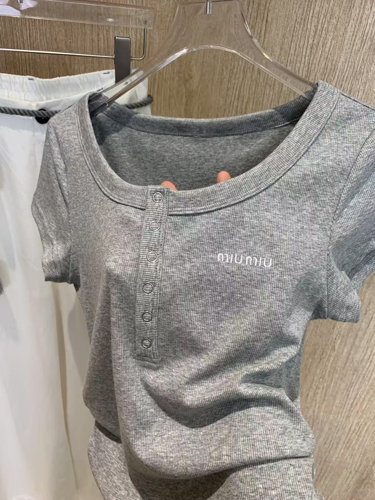 🛒𝐍𝐄𝐖 · 𝟐𝟎𝟐5/爆款现货

原单品质   Miu Mi*｜25新品套装！
高端定制褶皱T恤，搭配