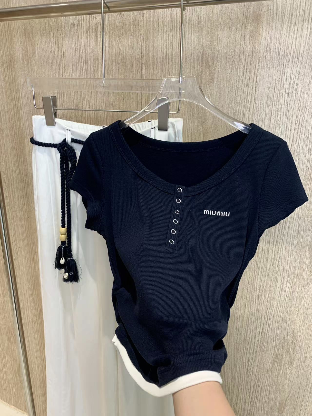 🛒𝐍𝐄𝐖 · 𝟐𝟎𝟐5/爆款现货

原单品质   Miu Mi*｜25新品套装！
高端定制褶皱T恤，搭配