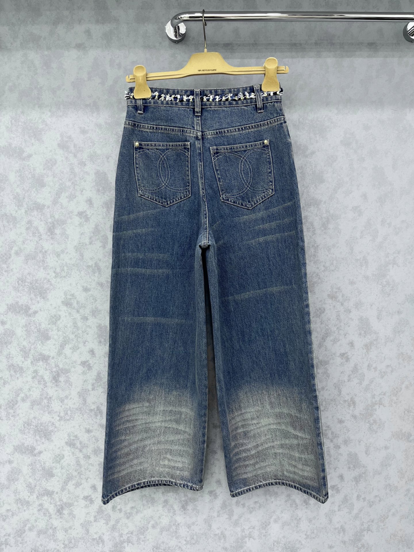 🛒𝐍𝐄𝐖 · 𝟐𝟎𝟐5/爆款现货

【原版定制】   Chane*｜Coco 系列花边腰头牛仔长裤
采用