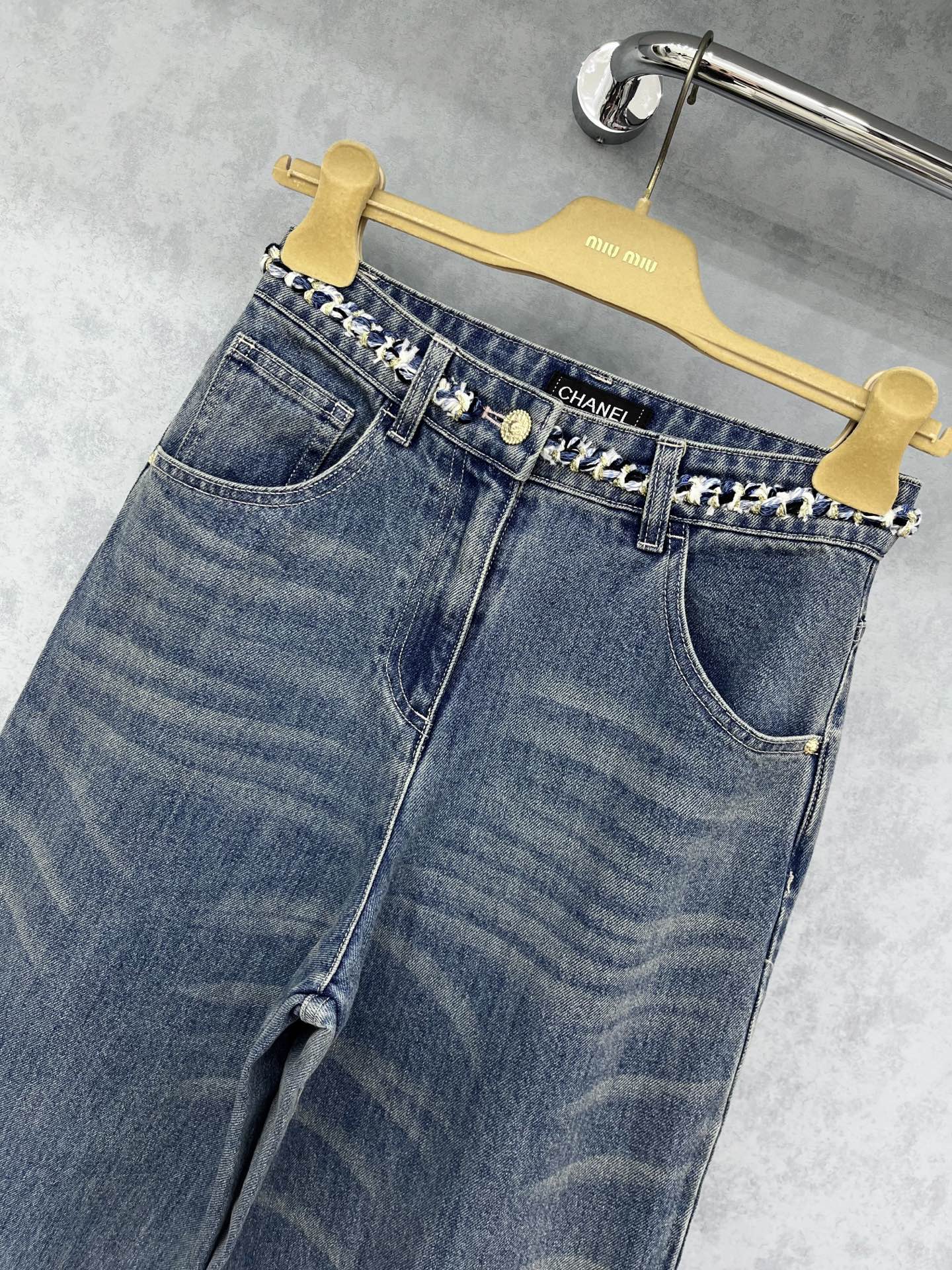 🛒𝐍𝐄𝐖 · 𝟐𝟎𝟐5/爆款现货

【原版定制】   Chane*｜Coco 系列花边腰头牛仔长裤
采用