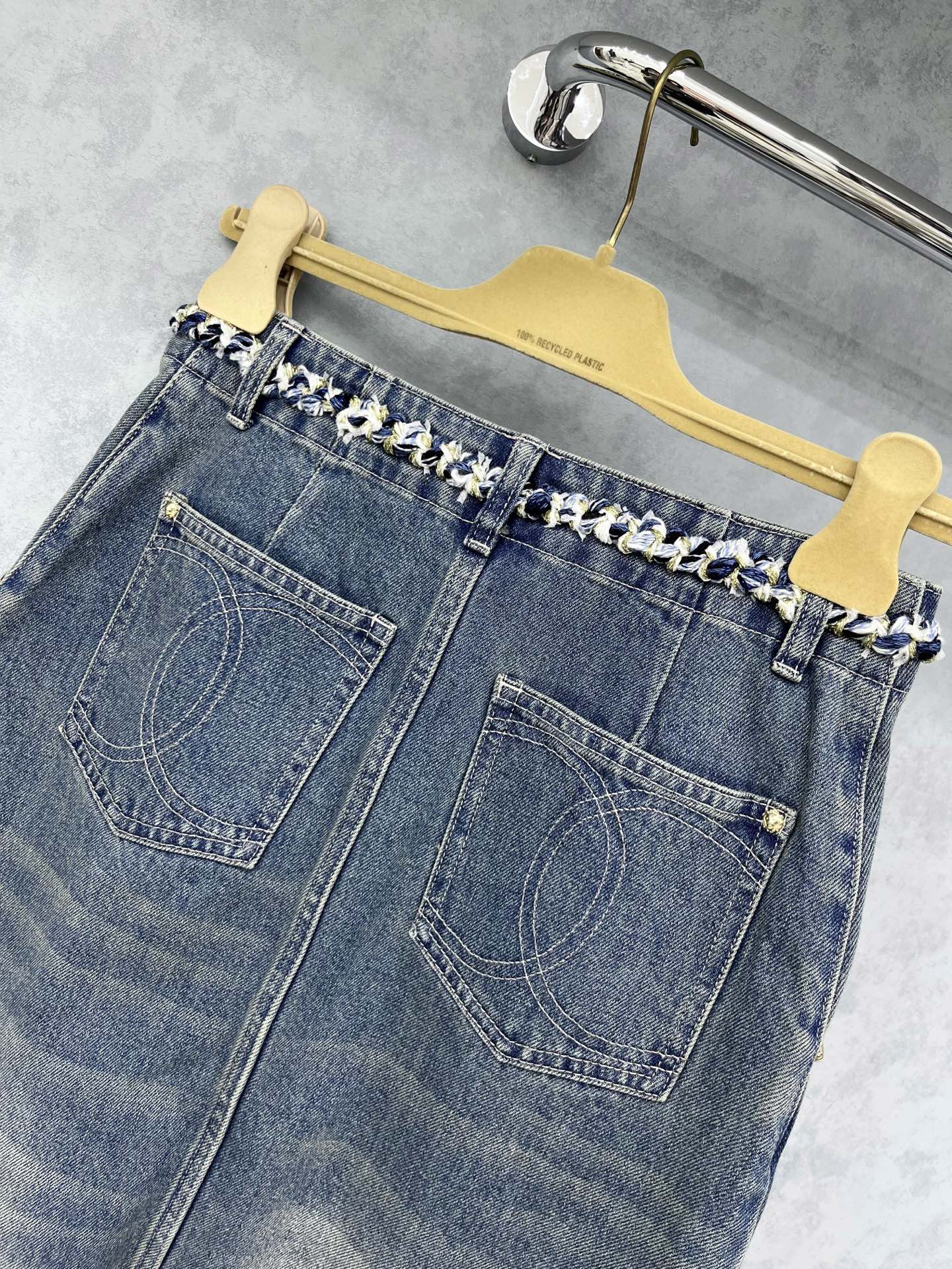 🛒𝐍𝐄𝐖 · 𝟐𝟎𝟐5/爆款现货

【原版定制】   Chane*｜Coco 系列花边腰头牛仔半裙
采用