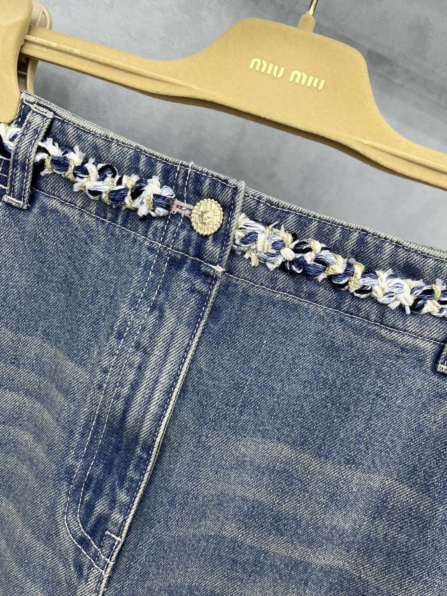 🛒𝐍𝐄𝐖 · 𝟐𝟎𝟐5/爆款现货

【原版定制】   Chane*｜Coco 系列花边腰头牛仔半裙
采用