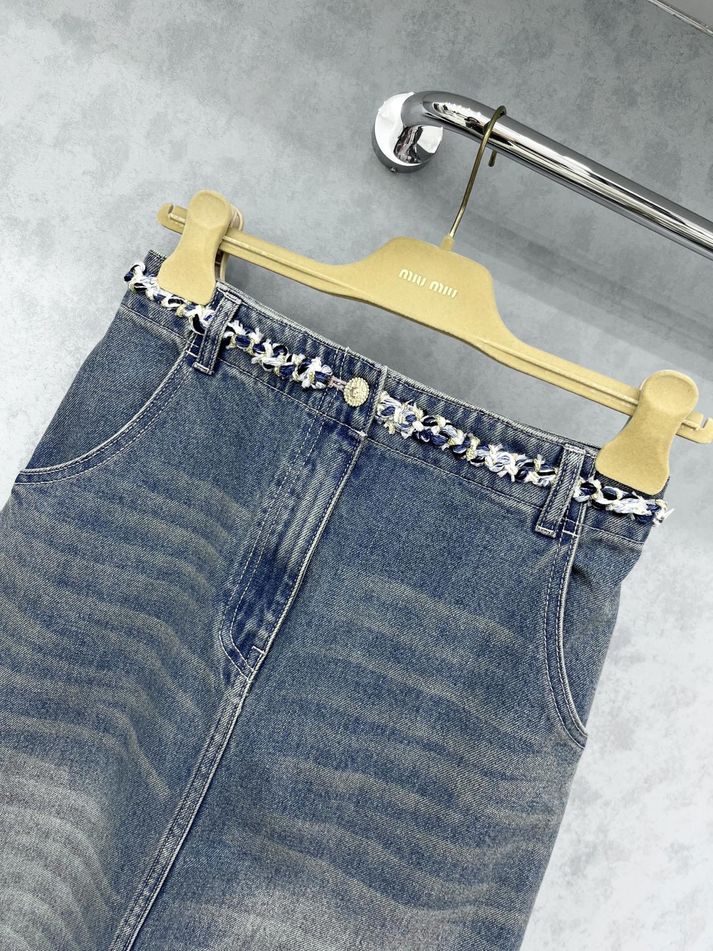 🛒𝐍𝐄𝐖 · 𝟐𝟎𝟐5/爆款现货

【原版定制】   Chane*｜Coco 系列花边腰头牛仔半裙
采用