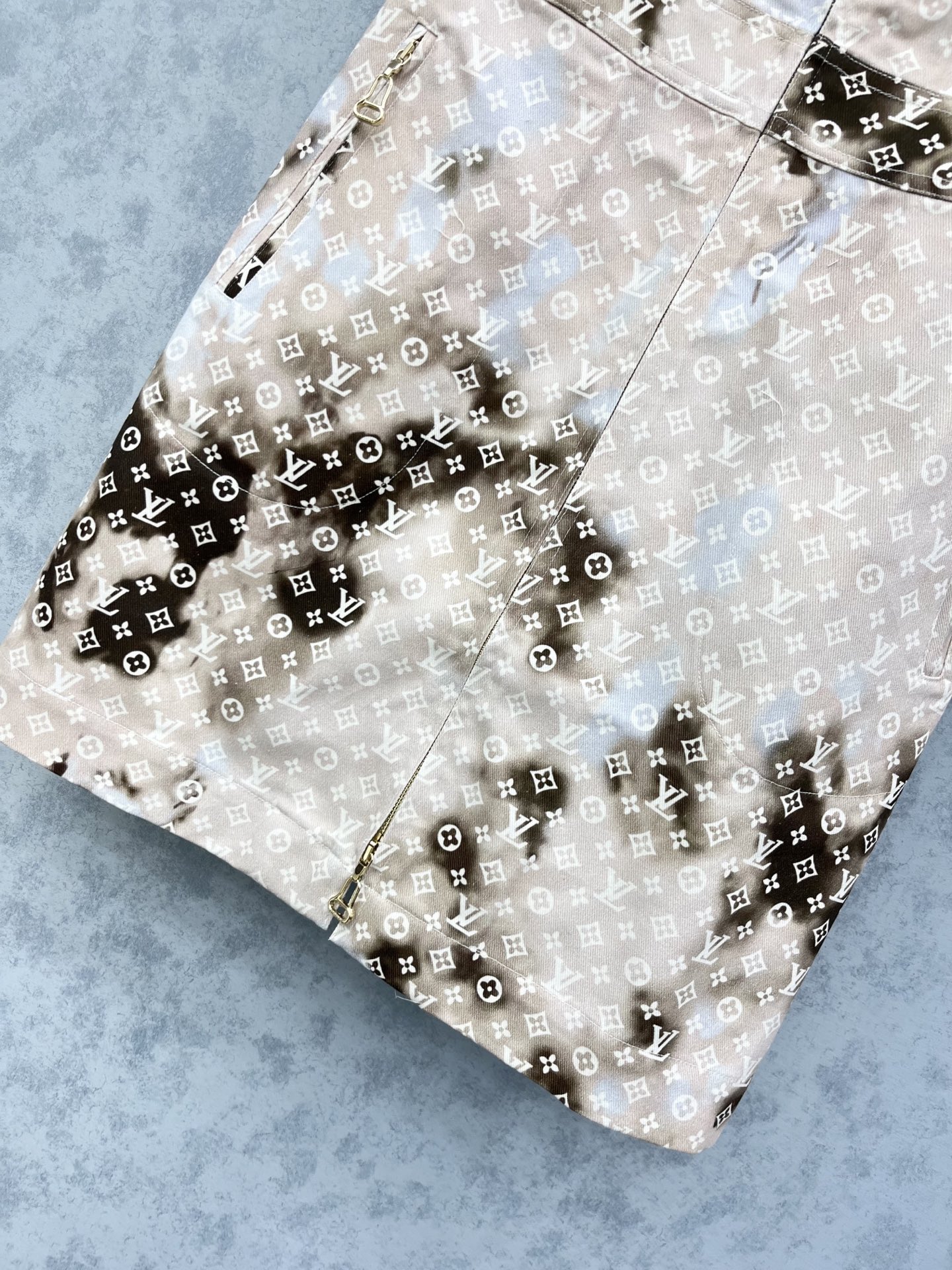 🛒𝐍𝐄𝐖 · 𝟐𝟎𝟐5/爆款现货

【原版定制】Lv｜渐变色印花牛仔背心裙
采用进口面料，订制毛边设计，