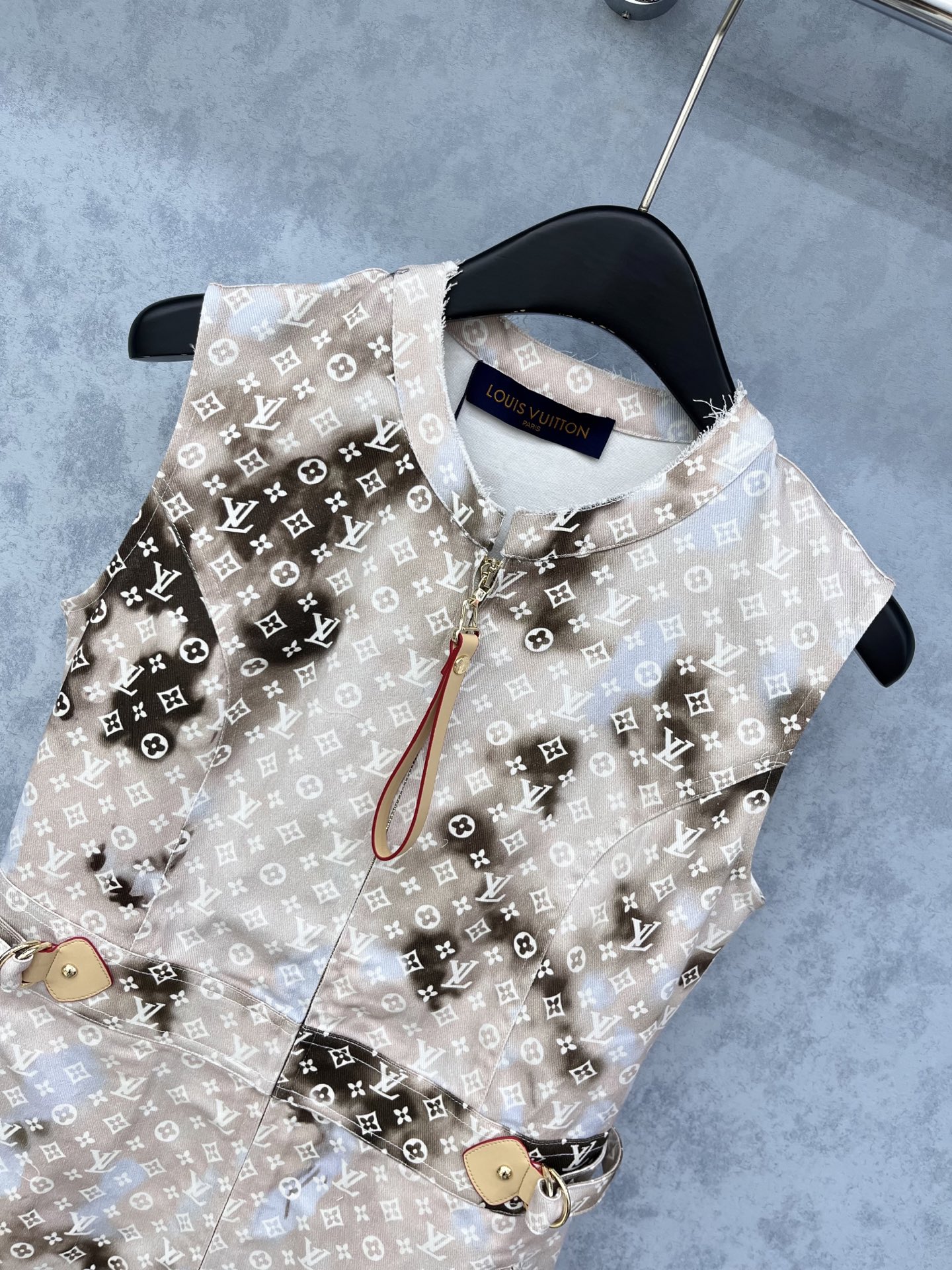 🛒𝐍𝐄𝐖 · 𝟐𝟎𝟐5/爆款现货

【原版定制】Lv｜渐变色印花牛仔背心裙
采用进口面料，订制毛边设计，