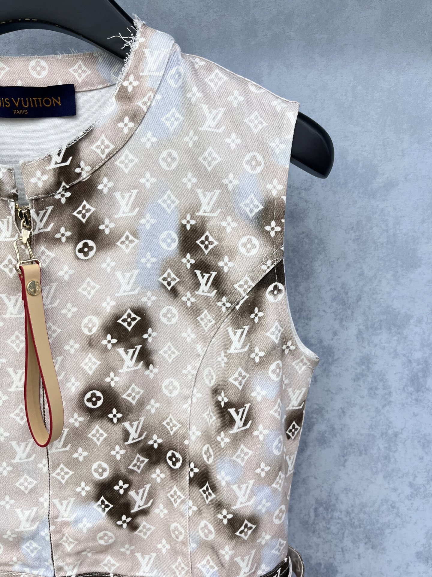 🛒𝐍𝐄𝐖 · 𝟐𝟎𝟐5/爆款现货

【原版定制】Lv｜渐变色印花牛仔背心裙
采用进口面料，订制毛边设计，