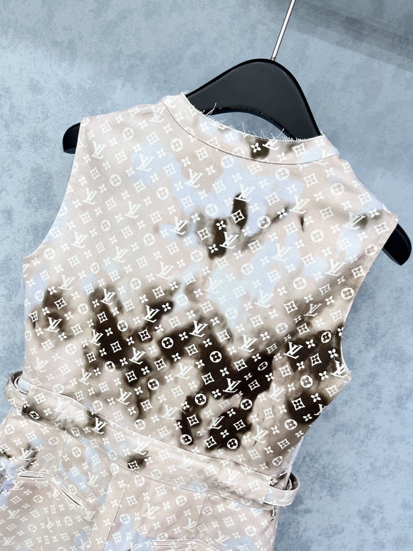🛒𝐍𝐄𝐖 · 𝟐𝟎𝟐5/爆款现货

【原版定制】Lv｜渐变色印花牛仔背心裙
采用进口面料，订制毛边设计，