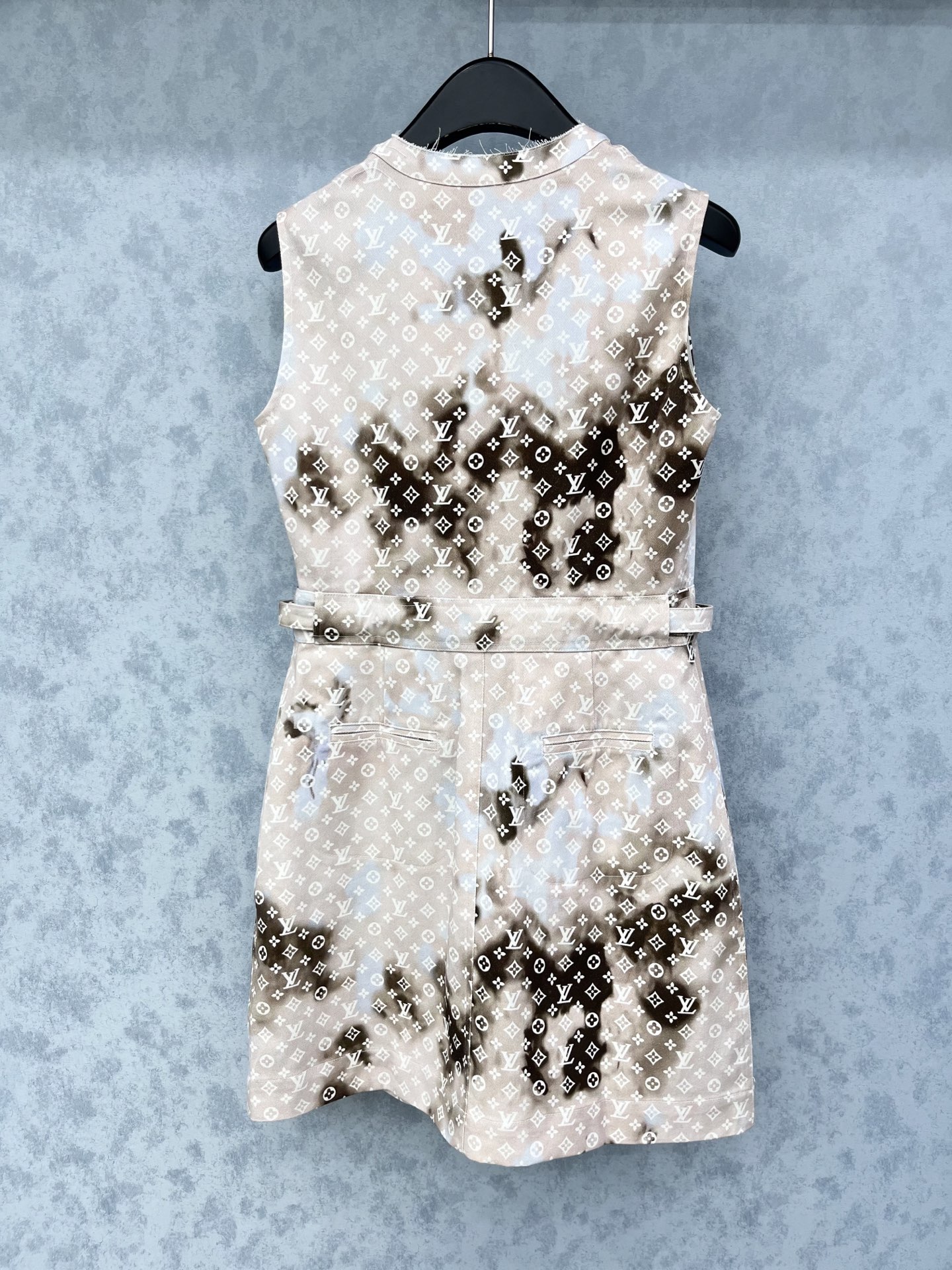 🛒𝐍𝐄𝐖 · 𝟐𝟎𝟐5/爆款现货

【原版定制】Lv｜渐变色印花牛仔背心裙
采用进口面料，订制毛边设计，
