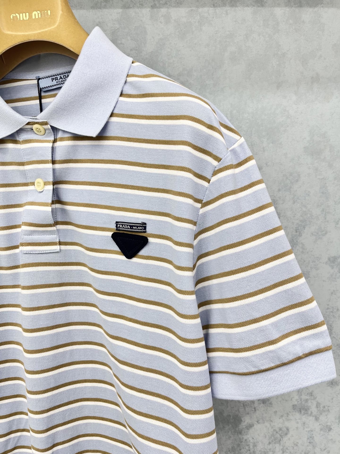 🛒𝐍𝐄𝐖 · 𝟐𝟎𝟐5/爆款现货

【原版定制】Prad*｜25专柜Polo条纹衫
撞色翻领，条纹设计高